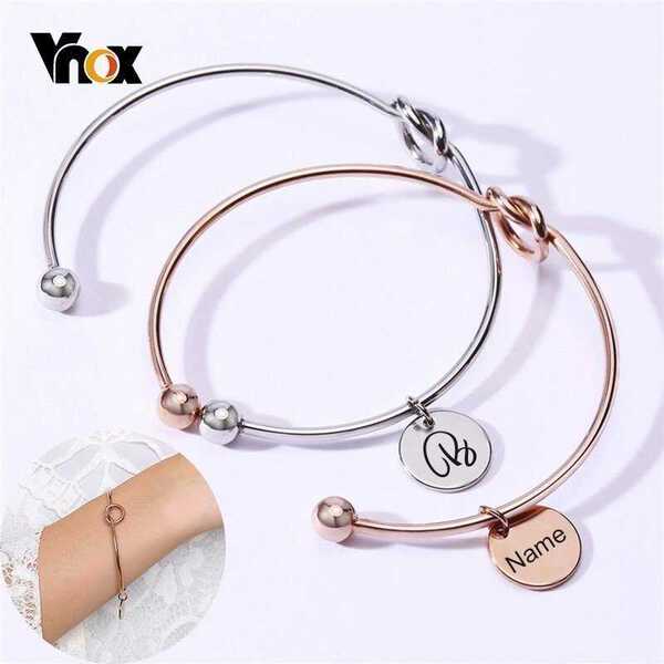【送料無料】 バングル ブレスレット ピンクゴールド ステンレス コイン レディース 大人 カフブレスレット アルファベット チャーム ネーム 名前 オープン