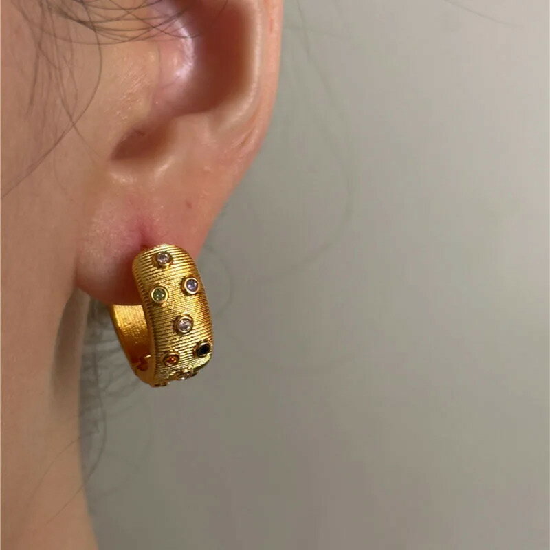 【送料無料】 ピアス ストーン フープ ポール レディース カラー ジェムストーン テクスチャ ボールド ハギー ミニマリスト デイリー ジュエリー 新しい