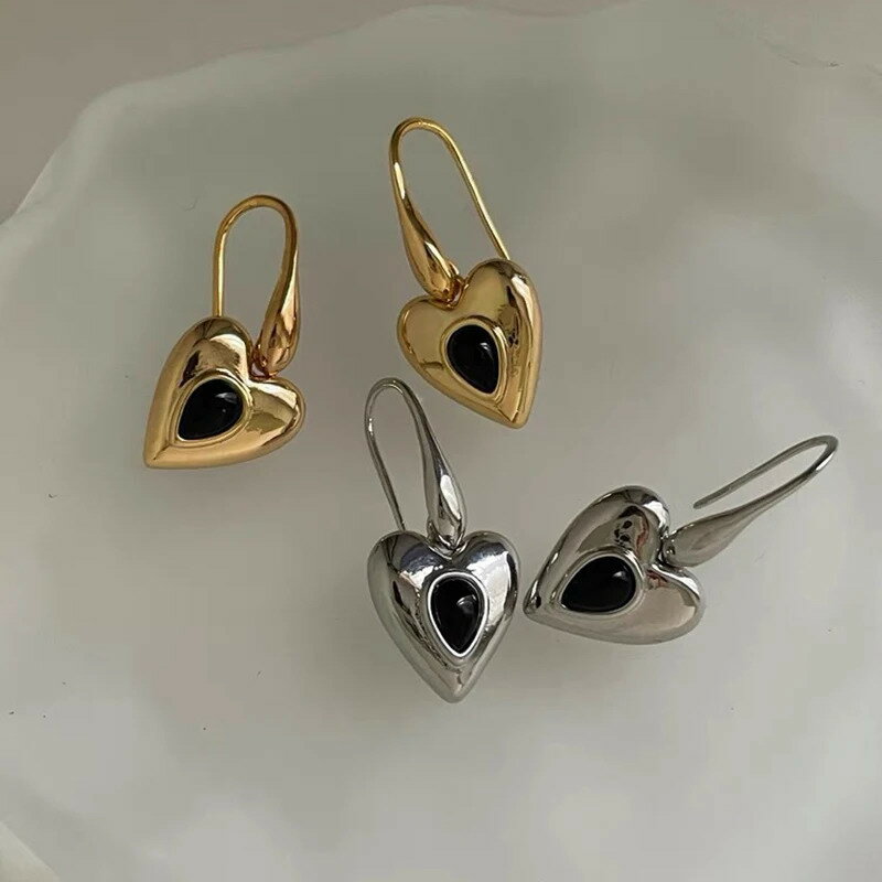 【送料無料】 ピアス 黒 ブラック ストーン シンプル ハート 揺れる 韓国 瑪瑙 レディース メノウ ダングル ファッション かわいい エレガント ジュエリー ミニマリスト 新しい