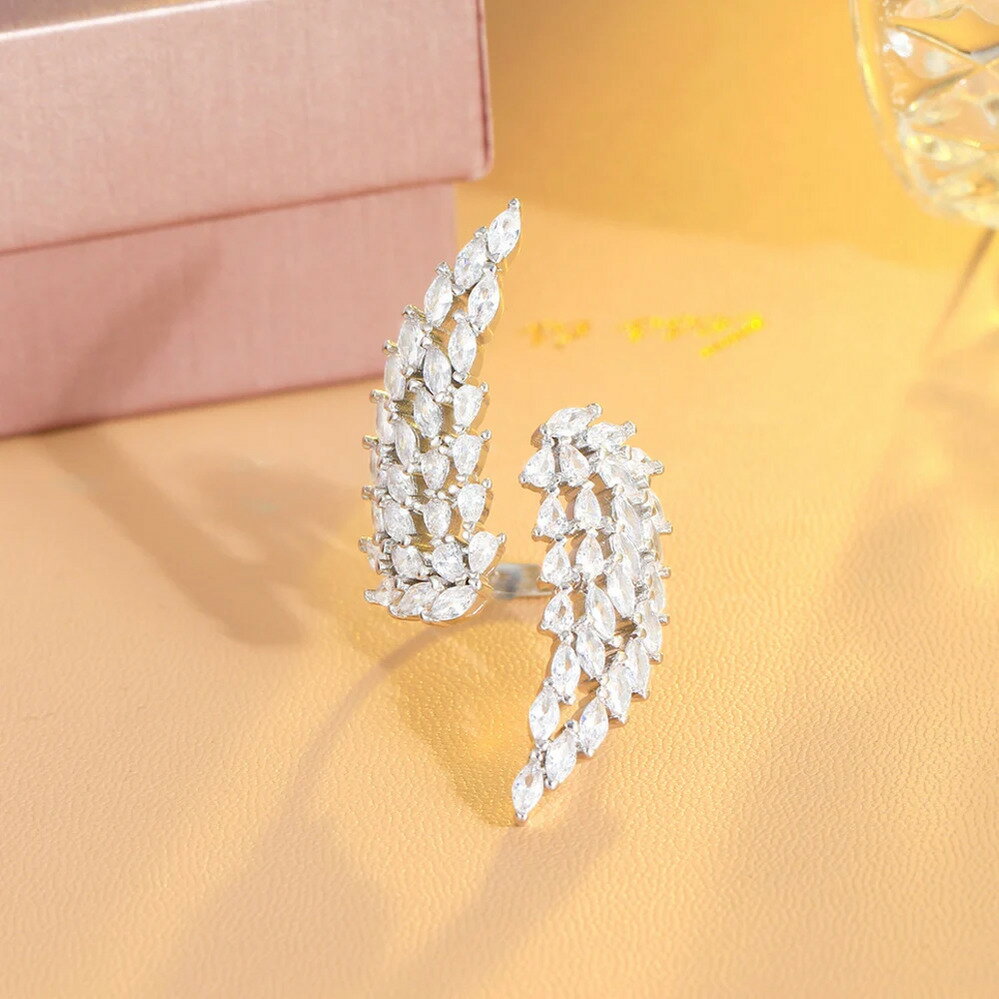 【クーポン利用で4740円】 指輪 リング ジルコニア ブライダル ピック 羽根 レディース ファッション マーキス カット キュービック ジルコン 天使 ウィング 形 シェープ 結婚式 ウェディング プロム 調整可能 サイズ ジュエリー R