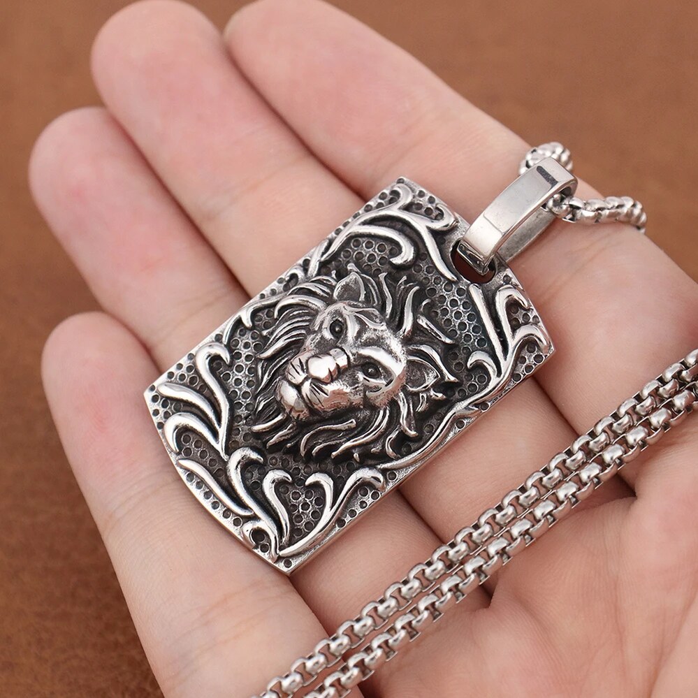 商品名ネックレス ペンダント ライオン レクタングル ステンレス メンズ 男性 アクセサリー ジュエリー プレゼント ギフト ファッション おしゃれスペック素材:ステンレス（316L）カラー:シルバーカラー・ブラックデザイン:長方形プレートのライオンと曲線模様トップサイズ:約縦52×横26.5mm仕様:トップのみ・50cm/60cm/70cmチェーン付き内容:トップ1点と選択仕様のチェーンファインジュエリーズ FineJewelrys 新作当店の商品は全国一律送料無料です。海外からの直送品のため、お支払い確認後のお届けまで通常10〜20日程度、物流状況により最大30日程度かかる場合があります。追跡可能な配送方法を利用し、遅延が確認された場合は状況をご案内します。初期不良や商品違いの場合は、到着後7日以内に写真を添えてご連絡ください。状況を確認のうえ返品・交換・返金で対応します。商品名ネックレス ペンダント ライオン レクタングル ステンレス メンズ 男性 アクセサリー ジュエリー プレゼント ギフト ファッション おしゃれスペック素材:ステンレス（316L）カラー:シルバーカラー・ブラックデザイン:長方形プレートのライオンと曲線模様トップサイズ:約縦52×横26.5mm仕様:トップのみ・50cm/60cm/70cmチェーン付き内容:トップ1点と選択仕様のチェーンファインジュエリーズ FineJewelrys 新作当店の商品は全国一律送料無料です。海外からの直送品のため、お支払い確認後のお届けまで通常10〜20日程度、物流状況により最大30日程度かかる場合があります。追跡可能な配送方法を利用し、遅延が確認された場合は状況をご案内します。初期不良や商品違いの場合は、到着後7日以内に写真を添えてご連絡ください。状況を確認のうえ返品・交換・返金で対応します。