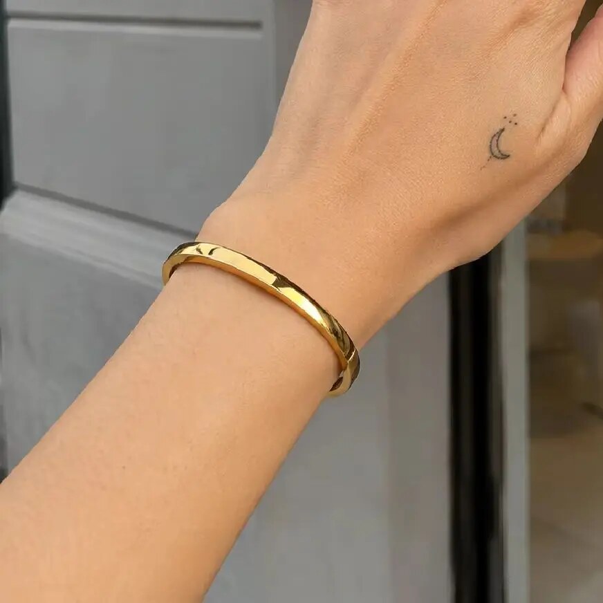 商品名バングル ブレスレット 18K シンプル スムース ステンレス スチール ゴールド プレート メタル レディース 女性 アクセサリー ジュエリースペック素材:メタル性別:レディース素材:ステンレスブレスレット種類:バングルジュエリー種類:ファッションスタイル:ヴィンテージプレート方式:ゴールド互換性:すべて対応セッティング種類:なし形:ジオメトリックファインジュエリーズ FineJewelrys 新作当店の商品は全国一律送料無料です。海外からの直送品のため、お支払い確認後のお届けまで通常10〜20日程度、物流状況により最大30日程度かかる場合があります。追跡可能な配送方法を利用し、遅延が確認された場合は状況をご案内します。初期不良や商品違いの場合は、到着後7日以内に写真を添えてご連絡ください。状況を確認のうえ返品・交換・返金で対応します。商品名バングル ブレスレット 18K シンプル スムース ステンレス スチール ゴールド プレート メタル レディース 女性 アクセサリー ジュエリースペック素材:メタル性別:レディース素材:ステンレスブレスレット種類:バングルジュエリー種類:ファッションスタイル:ヴィンテージプレート方式:ゴールド互換性:すべて対応セッティング種類:なし形:ジオメトリックファインジュエリーズ FineJewelrys 新作当店の商品は全国一律送料無料です。海外からの直送品のため、お支払い確認後のお届けまで通常10〜20日程度、物流状況により最大30日程度かかる場合があります。追跡可能な配送方法を利用し、遅延が確認された場合は状況をご案内します。初期不良や商品違いの場合は、到着後7日以内に写真を添えてご連絡ください。状況を確認のうえ返品・交換・返金で対応します。