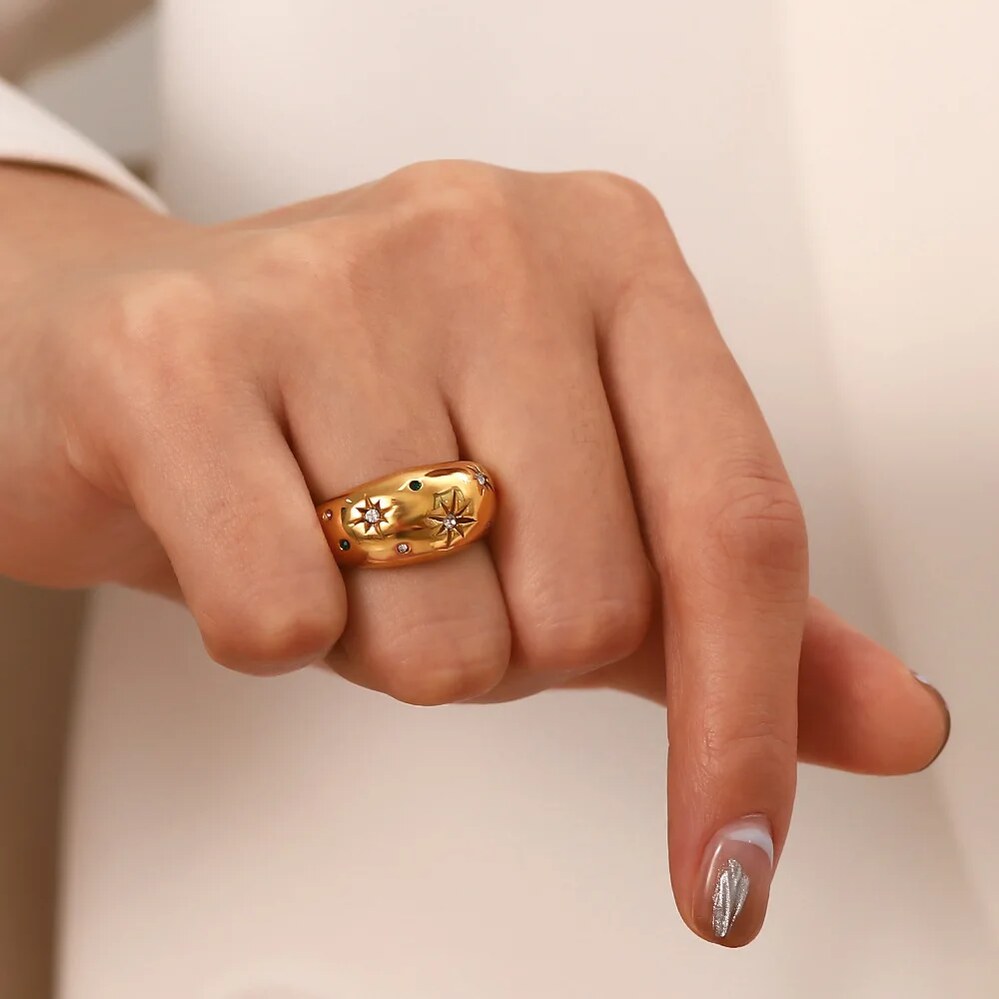 商品名リング 指輪 スター ゴールドカラー ヴィンテージ レディース 女性 アクセサリー ジュエリー プレゼント ギフト ファッション おしゃれスペックインレイ素材:なし素材:ステンレス性別:レディースアイテム種類:リングスタイル:クラシックリング種類:ウェディング幅:2MM形:ラウンドジュエリー種類:ファッション場面:パーティーファインジュエリーズ FineJewelrys 新作当店の商品は全国一律送料無料です。海外からの直送品のため、お支払い確認後のお届けまで通常10〜20日程度、物流状況により最大30日程度かかる場合があります。追跡可能な配送方法を利用し、遅延が確認された場合は状況をご案内します。初期不良や商品違いの場合は、到着後7日以内に写真を添えてご連絡ください。状況を確認のうえ返品・交換・返金で対応します。サイズについて：日本号数は内周からの換算目安です。USサイズ規格のため、メーカーや形状により着用感が異なります。商品名リング 指輪 スター ゴールドカラー ヴィンテージ レディース 女性 アクセサリー ジュエリー プレゼント ギフト ファッション おしゃれスペックインレイ素材:なし素材:ステンレス性別:レディースアイテム種類:リングスタイル:クラシックリング種類:ウェディング幅:2MM形:ラウンドジュエリー種類:ファッション場面:パーティーファインジュエリーズ FineJewelrys 新作当店の商品は全国一律送料無料です。海外からの直送品のため、お支払い確認後のお届けまで通常10〜20日程度、物流状況により最大30日程度かかる場合があります。追跡可能な配送方法を利用し、遅延が確認された場合は状況をご案内します。初期不良や商品違いの場合は、到着後7日以内に写真を添えてご連絡ください。状況を確認のうえ返品・交換・返金で対応します。サイズについて：日本号数は内周からの換算目安です。USサイズ規格のため、メーカーや形状により着用感が異なります。