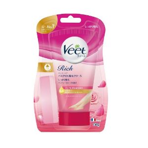 世界売上金額シェアNo.1*1 除毛ブランド「Veet（ヴィート）」 リッチバスタイム 除毛クリーム しっかり除毛 おうちにいながら、セルフ除毛。すべすべ肌*2に。 配合保湿成分が気になる方にも。3つの保湿成分配合。 水に流れにくい成分配合で、クリームに水がかかってもクリームが肌に残り除毛効果が続く。 簡単! シャワーしながら除毛*3。 【自然発想の香り】アンティークローズの香り 【トリプル保湿成分】シアバター/濃グリセリン/ミネラルオイル パッチテスト済み*4 *1 世界むだ毛処理剤市場 ヴィートブランド売上金額シェア 2019年1月~2019年12月「ニールセン調べ」 *2 除毛による *3 クリームをぬり始めてから2分間は水がかからないようにしてください。その後さらに2分間待っている間、シャワーを浴びたりできますが、クリームに直接水やお湯を勢いよくか けないようにしてください。 *4 全ての方に皮膚刺激が発生しないということではあり ません。使用前には必ず使用前テストを行ってください。 ■使用方法 （1）クリームをぬる付属のスポンジの色が付いた面(柔らかい面)で、 ムダ毛が隠れるくらいまでクリームをお肌にむらなくぬります。クリームは肌にすりこまないようにし、ぬった後はすぐに手を洗ってください。*ぬる時は、髪の毛や手、爪に付かないようにご注意ください。付いた場合はすぐに水かぬるま湯でしっかり洗い流してください。*床やカーペットに付かないようご注意ください。 （2）2分待つクリームをぬり始めてから、2分間そのまま待ちます。その間、水がかからないようにしてください。 （3）さらに2分待つ さらに2分間待ちます。その間、シャワーを浴びたりできますが、クリームをぬった部分に直接、水やお湯を勢いよくかけないようにしてください。*クリームは水に流れにくい成分を含みますが、水がかかると少しずつ流れ落ちます。直接、水やお湯を勢いよくかけると、クリームが流れ落ちますのでご注意ください。*クリームが顔や髪の毛に付かないようにしてください。 （4）スポンジで除毛するスポンジで一部のクリームを取りのぞき、除毛ができていることを確認します。ムダ毛が取れているようであれば、残りのクリームもスポン ジで取りのぞきます。その際に、円を描くようにやさしく除毛し、水かぬるま湯で洗い流しな がら行ってください。*お肌が敏感な方やデリケートな部位には、スポンジの色が付いた面(柔らかい面)をご使用ください。*除毛の際は、スポンジを強く押し付けてこすらないようにしてください。 *ぬり始めてから、最大で6分を超えない範囲でご使用ください。（除毛時間はムダ毛の量、毛質により個人差があります) （5）洗い流す除毛後は、水かぬるま湯でクリームを全て洗い流してください。洗い流した後、石けんを使用したり、ボディタオルでこすったりしないでください。 *クリームの付いたスポンジはきれいに洗い流し、風通しの良いところで乾かしてください。また、チューブ のふたをしっかりと閉め、高温多湿・直射日光を描け、できるだけ冷暗所に保管してください。*湯船に入る際は、クリームを体から全て洗い流してください。また、スポンジを洗うために使用した洗面器などは、きれいに洗ってからご使用ください。 ■成分 チオグリコール酸、セテアリルアルコール、流動パラフィン、POEセトステアリル エーテル、濃グリセリン、水酸化Ca、タルク、ビニルピロリドン・ヘキサデセン 共重合体、ポリエチレンワックス、グルコン酸Na、水酸化K、シア脂、香料 ■使用上の注意 ・付属のスポンジ以外、使用しないでください。 ・ご使用時にスポンジは肌に強く押し付けないでください。 ・10分以上、クリームをお肌に放置しないでください。 ・本品を直接皮膚に強くこすりこまないでください。 ・爪や髪の毛に付かないようにしてください。付いた場合は、すぐに水かぬるま湯でしっかり洗い流してください。 ・お肌に異常が生じていないかよく注意してご使用ください。 ・使用前テストで異常が現れなかった場合でも、使用中にお肌に異常(赤み、はれ、かゆみ、刺激、色抜け(白斑等)、黒ずみ、ヒリヒリ感、痛み、かぶ　れ等)が現れた場合、ただちに使用を中止し、水かぬるま湯で洗い流し、皮膚科専門医へご相談ください。また使用後、あるいは直射日光があたって異常を感じた場合も、皮膚科専門医にご相談ください。そのまま使用を続けると症状が悪化することがあります。 ・お肌にあわないときはご使用をおやめください。 ・目や口に入らないようご注意ください。万一入った場合は、すぐに流水で洗い流し、本製品を持参して医師へご相談ください。 ・換気のよいところでご使用ください。 ・浴室でのご使用の際、床がすべりやすくなるのでご注意ください。 ・湯船に入る際は、クリームを体から全て洗い流してください。 ・スポンジを洗うために使用した洗面器などは、きれいに洗ってからご使用ください。 ・除毛後の肌には、石けんなどは使用しないでください。また、ボディタオルなどでこすらないようにしてください。 ・本品がアクセサリーや衣服、壁・床・家具・じゅうたんなどに付着すると変色することがありますので十分ご注意ください。万一付着した場合には、すぐに水洗いまたは、水ぶきしてください。 ・ご使用後24時間は、制汗剤・香水・収れん作用のある化粧水 ・日焼け止めの使用を控え、また、海水浴・プール・日焼け等も避けてください。 ・次回のご使用までに3日(72時間)以上おいてからご使用ください。 【原産国】 フランス 【問い合わせ先】 会社名：レキットベンキーザー・ジャパン株式会社　お客様相談室 電話：0120-079-991 受付時間：09:30-12:30 / 13:30-17:30 【製造販売元】 会社名：レキットベンキーザー・ジャパン株式会社 住所：東京都品川区東五反田 3丁目20番14号 【商品区分】 「化粧品(医薬部外品)」 【文責者名】 株式会社ファインズファルマ 舌古　陽介(登録販売者) 【連絡先】 電話：0120-018-705 受付時間：月～金　9：00～18：00 (祝祭日は除く) ※パッケージデザイン等、予告なく変更されることがあります。ご了承ください。