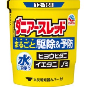 「使用方法」【使用方法】 手順1：使用前に準備すること 部屋を閉めきり、戸棚、引き出し、押し入れなど害虫のかくれ場所になる所を開放してください。食器棚の食器は新聞紙などで覆ってください。 寝具、衣類、飲食物、子供のおもちゃ、飼料、美術品、仏壇仏具などは、ポリ袋に入れるか、新聞紙などで覆うなどしてください。 パソコン、テレビなど精密機器にはカバーをかけ、ディスクなどは箱に収納してください。 ペットや植物、観賞魚などは、換気と掃除が終わるまで部屋の外に出してください。 火災報知器は添付の専用カバーまたはポリ袋などで隙間が出来ぬよう覆いをしてください。 ※使用後は必ず元に戻してください。 ■！注意■ 大型コンピュータの設置されている部屋では使用しないでください。 移動できない水槽は、エアーポンプを止めて、ビニールで覆いをし、ガムテープで止めるなどして、完全密閉してください。 手順2：ダニアースレッドを使用する プラスチック容器の中のアルミ袋を取り出し、水をプラスチック容器の点線まで入れてください。 ※点線以上に多く入れ過ぎないように注意してください。（蒸散不良の原因になります。） ・アルミ袋を開け、缶をそのまま取り出してください。 ※使用直前に開封してください。（開封した状態で長時間放置すると、空気中の水分で少しずつ反応が進み、蒸散不良となります。） ・1のプラスチック容器を部屋の中央に置き、赤いシール面を上にして缶を水につけ、リング状の蓋をしてください。（約1分で蒸散がはじまります。） ■注意■ セット後は缶が熱くなるので、触れないでください。 缶をセットしたら部屋の外に出て、2時間以上部屋を閉め切ってください。 蒸散後、部屋に広がった白煙（蒸散成分）がすみずみまで行き渡り、駆除効果を発揮します。 約10分間煙が出ます。光の加減で白い煙が見えにくいことがあります。 ※薬剤が蒸散すると、缶の内部に薬剤の残りとして黒く溶解したような固形物が残ります。 ※まれに熱によってリング状の蓋が少し溶けることがありますが、安全性、有効性等の品質に影響ありません。 手順3：ご使用のあとで ■！注意■ 2時間以上経過してから入室してください。 換気の際は、薬剤を吸い込まないように注意して入室してください。 使用後はにおいが気にならなくなる程度（1時間程度）しっかり換気してください。 小さな虫の死骸などをとり除くため、軽く掃除機をかけてください。 食器などに直接薬剤がかかった場合は、水洗いしてからご使用ください。 ふとんや衣類に薬剤がかかった場合は、ブラッシングするか天日干しを行ってください。 使用後の缶は不燃物として捨ててください。 窓を開けて換気してください。 しっかり換気をし、掃除が終わってからペットや植物、観賞魚を入室させてください。 【ワンポイント】 お使いの際は、各部屋に1個配置し、全部屋同時使用が効果的です。 水を入れたプラスチック容器をまず先に各部屋にセットし、その後奥の部屋から順に薬剤缶を水につけていってください。 ふとんの天日干しや部屋の掃除を併せて行うとより効果的です。（なお、畳内部のダニ退治にはダニアースをおすすめします。） 「ダニアース」の製品をチェックする「成分」フェノトリン（ピレスロイド系）10.9％、メトキサジアゾン（オキサジアゾール系）1.7％、アミドフルメト（トリフルオロメタンスルホンアミド系）4.2％「使用上の注意」注意?人体に使用しないこと 【してはいけないこと】（守らないと副作用・事故が起こりやすくなります） 薬剤を吸い込まないように注意してください。蒸散した薬剤には強い刺激があるので、万一吸い込んだ場合、咳き込み、のど痛、頭痛、気分不快等を生じることがあります。 アレルギー症状やかぶれなどを起こしやすい体質の人、病人、妊婦、子供は薬剤（煙）を吸い込んだり、触れないようにしてください。 容器に水を入れ、缶をセットしたら、すみやかに部屋の外に出て、戸を閉め切ってください。所定時間（2時間以上）経過しないうちに入室しないでください。 缶は水に浸すとすぐに熱くなるので、直接手を触れないでください。ヤケドをする恐れがあります。 使用する部屋や家屋から薬剤が漏れないように注意してください。 使用後は、部屋を十分に換気してから入室してください。 換気の際は、必ずタオルなどで口や鼻を押さえて薬剤を吸い込まないようにしてください。 【相談すること】 万一身体に異常が起きた場合は、直ちに添付文書を持って本品がピレスロイド系薬剤とオキサジアゾール系薬剤の混合剤であることを医師に告げて、診療を受けてください。 【その他の注意】 定められた使用方法、使用量を守ってください。 皮膚、目など人体にかからないようにしてください。薬剤が皮膚についた場合は、石けんと水でよく洗ってください。また、目に入った場合は、直ちに水でよく洗い流してください。 火災報知器が作動することがあります。必ず添付の専用カバーまたはポリ袋などで覆いをして使用してください。また、火災報知器の直下では使用しないでください。カバーで覆っている間、火気の管理には十分注意し、使用後は必ず覆いを取り除いてください。 寝具、衣類、飲食物、食器、子供のおもちゃ、飼料、美術品、仏壇仏具などに薬剤がかからないようにしてください。 はく製、毛皮、和服（金糸、銀糸の入ったもの）などは、変色したりシミになることがあるので、ポリ袋に入れるか覆いをするなどして、直接薬剤がかからないようにしてください。 小鳥などのペット類、観賞植物はしっかり換気するまで部屋の外に出してください。また、観賞魚や観賞エビはエアーポンプを止めて完全密閉（水槽に覆いをして、ガムテープなどで密閉）するか、しっかり換気するまで部屋の外に出してください。 はがね製品、銅やシンチュウ製のものは変色することがあるので、覆いをするか部屋の外に出してください。 故障の原因となるので、パソコン、テレビ、ゲーム機器、オーディオ・ビデオ製品などの精密機器にはカバーをかけ、テープ、ディスクなどは箱に収納してください。（大型コンピュータの設置されている部屋では使用しないでください。） 本品は、ふとんなど寝具の害虫駆除には使用しないでください。 【保管及び取扱い上の注意】 湿気を避け、涼しい所に保管してください。 子供や第三者の監督が必要な方の誤食を防ぐため、保管場所に注意してください。 使用後の缶は不燃物として廃棄してください。その際、缶に水をかけないでください。未反応の薬剤が残っていた場合は発熱し、蒸散する恐れがあります。「問い合わせ先」アース製薬株式会社「TEL」0120-81-64569：00〜17：00（土、日、祝日を除く）「製造販売元」アース製薬株式会社「住所」東京都千代田区神田司町2-12-1「原産国」日本「商品区分」第2類医薬品 「文責者名」 株式会社ファインズファルマ 舌古　陽介(登録販売者) 「連絡先」 電話：0120-018-705 受付時間：月〜金　9：00〜18：13 (祝祭日は除く) ※パッケージデザイン等、予告なく変更されることがあります。ご了承ください。