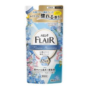 「使用方法」他の柔軟剤と混ぜない。液が濁ったり、固まって使えなくなることがある。「成分」成分 界面活性剤（エステル型ジアルキルアンモニウム塩）、香料、安定化剤「使用上の注意」つめかえ方 ご注意 ○「ハミング フレア フレグランス（フラワーハーモニーの香り）」のボトルにつめかえる。 ○他の柔軟剤と混ぜない。液が濁ったり、固まって使えなくなることがある。 ○液を全量使い切ってからつめかえる。 ○自動投入機能付き洗たく機のタンクを使う場合は、洗たく機の取扱説明書に従う。 ○パックを強く持つと、液が飛び出ることがあるので注意する。 ＜使用上の注意＞ ●用途外に使わない。 ●子供の手の届く所に置かない。 ●認知症の方などの誤飲を防ぐため、置き場所に注意する。 ●原液が直接衣料にかからないようにする。 ●使用の時は、液が目に入らないように注意する。 ●柔軟仕上げ剤の投入口や、自動投入機能付き洗たく機のタンクを使う場合は、洗たく機の取扱説明書に従う。 ●高温や低温、直射日光をさけて、保管する。「問い合わせ先」花王株式会社「TEL」 0120-165-6939:00〜16：00「製造販売元」花王株式会社「住所」〒103-8210東京都中央区日本橋茅場町1-14-10「原産国」日本「商品区分」日用品 「文責者名」 株式会社ファインズファルマ 舌古　陽介(登録販売者) 「連絡先」 電話：0120-018-705 受付時間：月〜金　9：00〜18：00 (祝祭日は除く) ※パッケージデザイン等、予告なく変更されることがあります。ご了承ください。