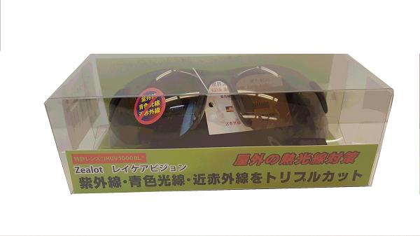 ●有害3光線を大幅カット ●屋外作業や長時間運転に ●野外スポーツやジョギングにおすすめ 屋外の強い日差しに目の不調を感じていませんか？ 紫外線やブルーライトだけでなく、熱として目の奥に到達し目に悪影響を与えているといわれている”近赤外線”を大幅にカットする特許レンズを採用。 太陽からの有害光線をほとんど全てカットし、車の運転や野外活動、ハードなスポーツまで大切な目をしっかりと守ります。 ◇可視光線透過率：27％　 ◇紫外線カット率：99％　 ◇青色光線（ブルーライト）カット率：90％　 ◇近赤外線カット率：95％ ※数値は日本メガネ普及光学機器検査協会調べ　