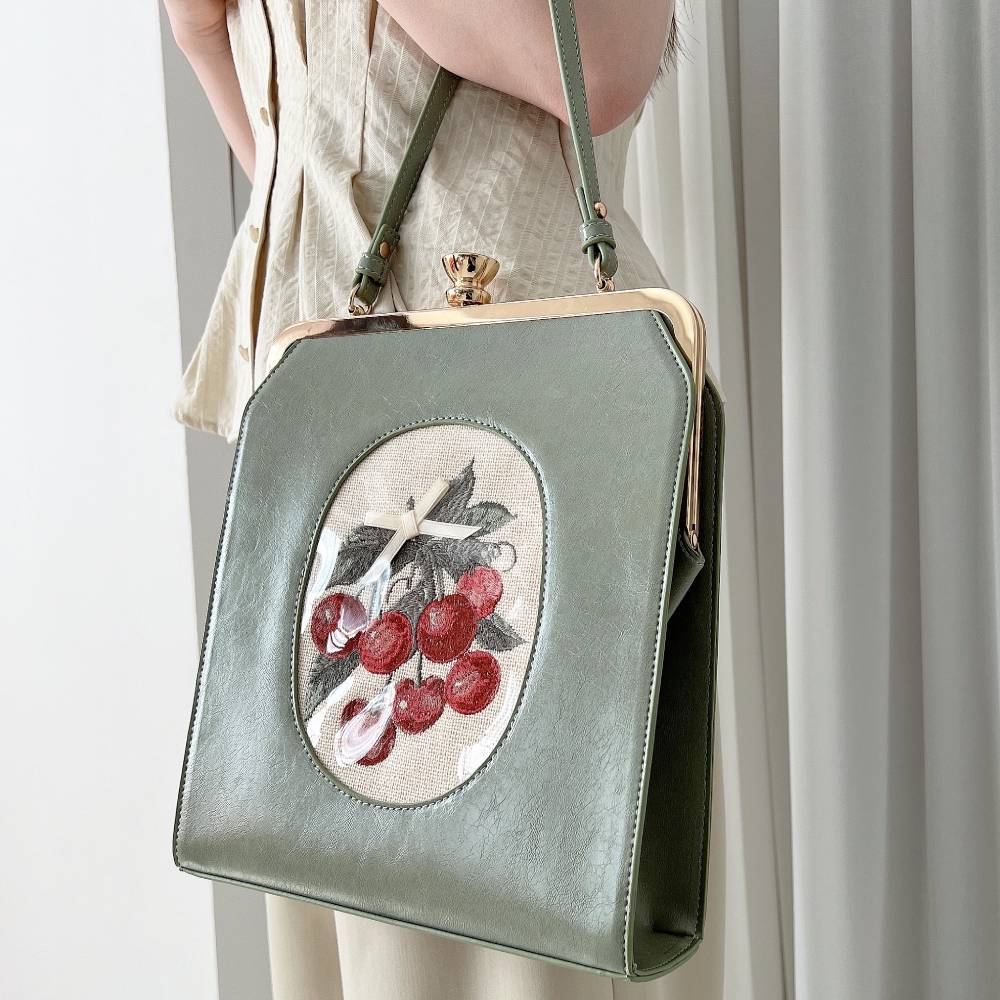 【10%OFFクーポン】バッグ チェリー刺繍 スクエア がま口 バッグ /クラシカル 上品 清楚 きれいめ オフィス 通勤 夏 an another angelus [58BC05a004]