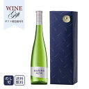 ≪Firadis WINE CLUBオリジナルギフト包装付き特別セット≫ セット内容 ■ワイン1本 ■ワイン専用ギフトボックス1本用 ■包装紙ラッピング タイプ 白ワインWhite Wine 商品名 ボコパ マリーナ・アルタBocopa Marina Alta 生産者 ボコパBocopa 原産国名 スペイン アリカンテSpain D.O Alicante ブドウ品種 アレキサンドリア・モスカテル 100% / ステンレスタンク発酵・熟成Alexandria Moscatel 100% アルコール度数 11% 内容量 750ml ⇒ワインの単品販売はこちら ⇒ギフトボックス包装の単品販売はこちら ソムリエのワイン解説 スペイン国内で爆発的大ヒット中！このワインを開ければ、どこにいてもリゾート地のリラックス感・解放感！ ワインを初めて飲む…という方が手に取るのがもしもこのワインだったら、それはとても幸福な出会いになるはず。スペイン産マスカットのとにかくフレッシュ＆フルーティな香りとテイスト、誰もが素直に「おいしい！」と思える、小難しくないワインの理想形がここにあります。良〜く冷やして楽しんでください！ Firadis WINE CLUB30でご紹介するワインを選ぶ最も大事な基準は誰でも素直に「おいしい！」と思えるワイン″です。なにせ30本しか選ばないわけですから、そこにワインマニアやプロのソムリエが『このおいしさが分かるようになるには、ある程度ワインを飲んでいないとね』なんて誇らしげに語るような小難しいワインは1本も必要ないわけです。栓を前もって開けておくとか、30分だけ冷蔵庫で冷やすとか、ちょっとしたグラスの選び方とか、せいぜいこの程度の手間で驚くほどおいしく飲めるワイン、というのが我々の目指すもの。その意味でも、このワインはまさにFiradis WINE CLUB30が一番の理想形とするワイン、だと思っています。 ひとくち飲んで戴ければ、すぐに分かるはず。心地よいマスカットの香り、甘いフルーツ感溢れる味わい、そしてこれがどんな料理にもちゃんと合わせやすい。スペイン東岸、地中海に面するリゾートエリア「マリーナ・アルタ」の名前が付けられただけあって、まさに海辺で過ごす晴れた休日のカジュアルな食事、を想像させるワインです。春夏は野外で飲んだら最高においしいですよ。 ある調査で知りましたが、日本人の若者が初めてワインに出会うのは大体24〜25歳くらいなんだとか。お酒を飲めるようになってから4-5年もワインと出会っていないなんて本当に勿体ない…もっと早くワインと出会って、そのおいしさと楽しさに触れて欲しいと心から思います。マリーナ・アルタはそんな「若い人が初めて出会うワイン」にも最適だし、これまでワインに対して距離感を感じていた大人にも是非ともお勧めしたい1本。まずは一度、お試ししてみてください。あなたのワイン感、変わります！ ≪良い状態で楽しむには、いつ抜栓する？≫： 開けてすぐにおいしいのがこのワインの良いところ！事前に抜栓しておかなくても大丈夫！ ≪このワインがもっとおいしくなる温度設定≫： 良く冷やして・・多少冷え過ぎかな？くらいでもおいしく飲むことができますよ。氷を入れてオン・ザ・ロックもオススメ。別に邪道じゃありませんよ♪ ≪おすすめのワイングラス形状・サイズ≫： このワインは、グラスを選びません。どんなグラスでも大丈夫。個人的にはボルドータイプが良いと思いますが、良く冷やしてあれば何でもOK！ ソムリエのワイン解説 2 ≪こんな香り・味わいのワインです≫： グラスに注ぐと、グリーンがかった淡いイエロー。底にごく軽く、微発泡している様子が見られます。 グラスを回すまでもなく、非常に爽やかなマスカットの香りが立ち上って来ます。その他にメロンやキウィなど、グリーン系フルーツの熟した甘やかさを感じます。それに加え柑橘類、小さな白いお花、白胡椒のようなニュアンスも感じました。 口に含むと、はっきりとしたマスカットの果実味。甘口という程ではないのですが、やや残糖感があります。マスカットの香りも手伝って、実際よりも甘やかに感じるのかもしれません。酸味は穏やか。アフターはベタつかずキレがあります。 全体としてフレッシュ＆ジューシーで爽やか。普段甘酸っぱいフルーティなカクテル等を好んで飲むような方に、おすすめしたくなる白ワインですね。 ≪このワインとのマリアージュ料理は？≫： この甘やかさをどう料理とペアリングするのか、ちょっと考えてしまうところです。 やはり、料理にも多少甘みがあった方が良いのかもしれません。そして鼻に抜けるような、熟したグリーン系フルーツの香りが特徴ですから、フレッシュなお野菜や、ハーブ類に合うのではないかと思います。こういったアロマティックなワインの場合、ペアリングでよく例に上がる料理にエスニックがありますが、特に生葉のハーブを多用するタイ料理などに、このワインは合うかもしれないと思いました。 バジルを沢山使い、鶏ひき肉で少し軽めに仕上げた『ガパオ・ライス』に合うと思います。 ワインを飲み込んだ後に上がってくるアフターフレーバーが、鼻に抜けるバジルの香りと同様に、上方向を向いていますね。トーンも似ています。ガパオはバジルの香りを思う存分に楽しむ料理、マリーナアルタはそれを邪魔せず、助けしてくれている感じがします。 それに、ワインの甘みが、ガパオ・ライスの味わいにバランスしています。お砂糖もよく使うタイ料理ですから、甘みとの相性は良いのでしょう。ちょい甘のアロマティック白ワイン、エスニックペアリングする理由が分かった気がします。軽快＆爽快なマリージュです！ やっぱり唐辛子の辛味は控えめの方がワインに合いやすいと思います。とはいえ、マリーナ・アルタには辛味を増幅するタンニンやアルコールが少ないので、ちょっとしたピリ辛ならOKです！エスニック好きな方は、是非一度タイ料理とマリーナ・アルタお試しくださいね。ちょっと驚きのマリアージュが待っていますよ！ ワインレビュー：J.S.A.認定ワインエキスパート西岡卓哉 このワインに合う料理 『香りもマリアージュ！『サルシッチャとキャベツの蒸し煮』』 【材料】豚バラ肉 200g豚もも肉 200g塩 小さじ1弱ニンニク 1片ローズマリー 1枝フェンネルシード 小さじ1/2パプリカパウダー 小さじ1/2キャベツ 小1/2玉白ワインかロゼワイン 200mlイタリアンパセリ 2-3枝 【作り方】1.豚バラ肉と豚もも肉は一口大に切り、フードプロセッサーにかけて粗挽きのひき肉にする。フードプロセッサーがなければ手で細かくたたくか、一般的な豚ひき肉でも可。2.ボウルに1のひき肉と塩、みじん切りにしたニンニク、葉を摘んで刻んだローズマリー、フェンネルシード、パプリカパウダーを入れてよく練り混ぜる。時間があれば冷蔵庫で一晩寝かせる。3. 2を4等分して細長くまとめ、オリーブオイルを熱した鍋に入れて転がしながら表面を焼き固める。4. 3にくし形に切ったキャベツを加え、ワインを注いでフタをして弱火で20分加熱する。5.皿に盛って、イタリアンパセリを添える。 ■シーン別のオススメ用途 プレゼント ギフト 贈り物 贈答品 御祝い お祝い ご挨拶 手土産 贈答品 粗品 謝礼 お礼 御礼 お返し 記念日 記念品 景品 賞品 ホームパーティー イベント のし付き のしつき バースデープレゼント 誕生日プレゼント 誕生祝い 誕生日祝い 入学祝い 卒業祝い 成人祝い 就職祝い 転職祝い 歓迎会 送別会 昇格祝い 就任祝い 昇進祝い 定年退職 開店祝い 引越し祝い 結婚記念日 結婚祝い 結婚式 結婚内祝い 寿 結婚引き出物 結婚引出物 ウエディングギフト ブライダルギフト 出産祝い 出産内祝い お歳暮 御歳暮 お中元 御中元 残暑見舞い 父の日 母の日 バレンタイン ホワイトデー クリスマス 年末のご挨拶 年始のご挨拶 お年賀 御年賀 暑中見舞い 暑中御見舞 暑中お見舞い 春のギフト 夏のギフト 秋のギフト 冬のギフト ゴルフコンペ 還暦祝い 敬老の日 勤労感謝の日 喜寿 米寿 おじいちゃん おばあちゃん 祖父 祖母 夫 妻 奥さん 旦那さん 彼氏 彼女 お父さん お母さん 義母 義父 男性用 女性用 ■販売元 ワイン専門商社 株式会社Firadis ワインセンモンショウシャ カブシキガイシャフィラディス Firadis WINE CLUB30 フィラディス ワインクラブサーティ ワイン専門通販サイト Firadis WINE CLUB楽天市場店 フィラディス ワインクラブ ラクテンイチバテン このワインの味わいカテゴリーは【ソフト&フルーティ白ワイン】です。 ⇒ソフト&フルーティ白ワインの一覧はこちら