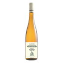 タイプ 白ワインWhite Wine 商品名 エミール・ベイエ ピノ・グリ オラインEmile Beyer Pinot Gris Hohrain 生産者 エミール・ベイエEmile Beyer 原産国名 フランス アルザスFrance Alsace ブドウ品種 ピノ・グリ 100%Pinot Gris 100% ヴィンテージ 商品名のヴィンテージをご確認ください 熟成 ステンレスタンクで発酵、澱と共に12ヶ月熟成 アルコール度数 14% 内容量 750ml ※画像はヴィンテージが異なる場合がございます。商品名のヴィンテージをご確認ください。 ソムリエのワイン解説 オラインはエギスハイム村のもうひとつのグラン・クリュ、フェルシクベルクに対面する丘に広がるリューディで、三畳紀の石灰岩やジュラ紀の石を含む礫岩質の石灰岩土壌を持つ。北東向き斜面のため、南部アルザスの温暖な気候を享受した豊かな果実が得られると同時に、バランスの良い酸も保持される。 ≪こんな香り・味わいのワインです≫： 熟したアプリコットや南国系果実の豊かな香りに蜜っぽさやスモークのニュアンス。肉厚な果実を備えた味わいは密度が高く、ブドウの糖度の高さを感じさせるが、同時に快活な酸が素晴らしい均整をもたらす。フィニッシュにはスパイシーさやミネラル感が漂う。 生産者を知ると、ワインはもっと美味しくなる Emile Beyer エミール・ベイエ 生産者の概要 南部アルザスの温暖な気候だからこそ生まれるふくよかさや華やかさを、存分に表現。重くなりがちな南部ながらも所有するグランクリュ『アイシュベルグ』は砂岩を多く含むため優美なフィネスを備え、他の生産者とは一線を画す。 3つのポイント 1.1580年からエギスハイムでワイン造りに携わる非常に歴史の長い生産者。 2.エギスハイムが誇るグランクリュ、アイシュベルクに約1haを所有し、リースリングのみを栽培。リースリングの聖地、ラインガウのシュロス・ヨハニスベルクで修業を積んだ14代目のクリスチャン・ベイエが誇りとする先祖伝来のグランクリュ(クリスチャンとレオン・ベイエのヤン・レオン・ベイエは曾祖父を同じくする親戚同士である)。 3.様々なメディアに注目されており、フランスのワイン評価誌『ラ・レヴュ・デュ・ヴァン・ド・フランス』ではアルザスのトップ生産者の一人として取り上げられている。 生産者のこだわり アルザス中部のセレスタからワイン街道を南下すると、ヴォージュの山裾の急斜面に広がっていたブドウ畑は、コルマールを過ぎたあたりでなだらかな丘陵にその場所を移す。エギスハイムが誇るグランクリュ、アイシュベルクはその緩やかなその南向き斜面にて、フランスで最も降水量が少ない地域のひとつであるコルマール周辺の温暖な気候を享受している。11世紀頃には修道院から課税されていたというこの畑は、古くから優れたゲヴュルツトラミネールとリースリングを生むことで知られていた。1580年からエギスハイムでワイン造りに携わるエミール・ベイエではこのグランクリュに約1haを所有し、リースリングのみを栽培している。リースリングの聖地、ラインガウのシュロス・ヨハニスベルクで修業を積んだ14代目のクリスチャン・ベイエが誇りとする先祖伝来のグランクリュだ(クリスチャンとレオン・ベイエのヤン・レオン・ベイエは曾祖父を同じくする親戚同士である)。アイシュベルクの土壌は第三紀の礫岩と泥灰土が基本となるが、このタイプの土壌に植えられたリースリングによく見られるゴリゴリとした固い酸や抜けの悪い鈍重さがまったく見られない。それはベイエの区画は石灰が少なく砂岩を多く含むからである。ここでは適量の石灰は、南部アルザスの温暖な気候がもたらす豊かなフルーティさをうまく引き締める役割を果たし、結果としてベイエのリースリングは、優美でいて構造がしっかりとしたワインとなる。品種と畑の適合性という点でもうひとつ、この造り手で興味深いのは品種の植え分け方である。通常、涼しい気候を好むリースリングは斜面上部に、暖かさが必要なピノ・グリやゲヴュルツトラミネールは斜面下部に植えられる。しかし、先に述べた通り、コルマール周辺はフランスで最も乾燥しているエリアのひとつで、気候も温暖だ。そのため、エミール・ベイエでは元々酸度が高いリースリングは南向き斜面や斜面下部に植え、酸度が低いゲヴュルツトラミネールやピノ・グリは比較的涼しい斜面上部や北斜面に植えて酸を保持している。これが、ベイエの魅力であるふくよかな果実の中にもエレガントな酸を備えたバランス感をもたらす。所有畑はエギスハイム周辺に17ha存在する他、北はサンティポリットから南はオルシュヴィルまで中部アルザスの栽培農家からブドウを買い付けるネゴシアン業も営んでいるが、低収量でブドウを完熟させるという信念に変わりはない。除草剤や殺虫剤は使用せず、基本的にビオロジックで栽培。醸造ではピノ・ノワール以外はステンレスタンクを用いており、時に半年以上も続く自然酵母でのアルコール発酵のおかげで豊かな香りとボディが生まれる。2008年までは村の中心にある築400年の古いセラーでワイン造りを行っていたが、2009年に醸造機能を郊外に新築したセラーに移転。合理的かつ実用的な設備により、品質管理が容易になり、テロワールの個性が明確なワインの更なる追求が可能となった。この時期を節目として様々なメディアに注目されており、フランスのワイン評価誌『ラ・レヴュ・デュ・ヴァン・ド・フランス』ではアルザスのトップ生産者の一人として取り上げられている。 ≪ひとりのワイン職人の頭の中を覗く一問一答インタビュー！≫ 『ワイン職人に聞く、10の質問』 Q1:ワイン造りを一生の仕事にしよう、と決意したきっかけは何ですか？⇒まだ小さな子供の頃、ブドウ畑や蔵の中で父の仕事を手伝っていた時、ワイン造りという仕事と一生の恋に落ちたんだ。そして今…その時よりももっともっと大きな情熱を持っているよ。Q2:これまでワインを造ってきて、一番嬉しかった瞬間は？⇒それは勿論、瓶詰めをして熟成したワインをいよいよセラーの外に出すときだよ。丹精込めて作ったワインが、多くのワイン愛好家や友人たちに共有してもらえるようになる。毎年その時のことを楽しみにワインを造っているんだ！Q3:その反対に、一番辛い(辛かった・困難だった)ときは？⇒やはり、毎年一番適切なタイミングでブドウを収穫できるように神経を研ぎ澄ますこと。収穫が近付くと、本当に1日たりとも気を抜けない…毎年がチャレンジのようなものだ。Q4:ワイン造りで最も「決め手になる」のは、どの工程だと思いますか？⇒我々は今、オーガニックとビオディナミと2つの農法で栽培をしていて、やはりピュアで良質なブドウを造ることから全てが始まる、という考え方だね。そして、我々は自然酵母を使用しているので、やはり発酵のプロセスでのワインの状態を正確に把握することも非常に重要だ。Q5:あなたにとっての「理想のワイン」とは？⇒まずは、香りや味わいなどの要素が多く複雑であること。それでいてバランスが良く、ワインが生まれたその土地の個性がしっかり感じられることだ。Q6:今までに飲んだ中で最高のワインを1本だけ選ぶとしたら？⇒1921ヴィンテージのアルザス・リースリング。ラベルが殆ど剥がれてしまっていてどこの生産者のものか分からなかったのだけど、とにかく凄いワインだった。Q7:自分のワインと料理、これまでに一番マリアージュしたと思った組み合わせを教えてください。⇒リースリングのグラン・クリュに、マトウダイのグリル。素晴らしいペアリングだった。Q8:もしあなたが他の国・地域でワインを造れるとしたら、どこで造ってみたいですか？⇒敢えてアルザスとは全く異なるスタイルのワインを造ってみたい。例えば、イタリアのピエモンテ…そう、「バローロ」だね！Q9:あなたの「ワイン造り哲学」を、一言で表現してください。⇒私たちのいる「エギスハイム」の自然環境に強く敬意を払いつつ、テロワールを精緻に表現すること。Q10:最後に…日本にいるあなたのワインのファンに、メッセージを！⇒私たちのワインがあなたの感情に強く響き、喜びの体験になりますように！！ ■種類 ワイン Wine 果実酒 洋酒 お酒 ドリンク ■販売元 ワイン専門商社 株式会社Firadis ワインセンモンショウシャ カブシキガイシャフィラディス Firadis WINE CLUB30 フィラディス ワインクラブサーティ ワイン専門通販サイト Firadis WINE CLUB楽天市場店 フィラディス ワインクラブ ラクテンイチバテン