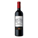 タイプ 赤ワインRed Wine 商品名 シャトー・グレシーナCHATEAU GRESSINA Cuvee Pierre Blanche Blaye Cotes de Bordeaux 生産者 シャトー・グレシーナCHATEAU GRESSINA 原産国名 フランス ブライ・コート・ド・ボルドーFrance Blaye Cotes de Bordeaux ブドウ品種 メルロー 95%、カベルネ・ソーヴィニヨン 5%Merlot 95%,Cabernet Sauvignon 5% ヴィンテージ 商品名のヴィンテージをご確認ください 熟成 バリック熟成 アルコール度数 14.5% 内容量 750ml ※画像はヴィンテージが異なる場合がございます。商品名のヴィンテージをご確認ください。 ソムリエのワイン解説 Firadisが自信を持って「当たり」を宣言する、低価格の絶対お勧めボルドーです！ ≪こんな香り・味わいのワインです≫： 低価格のボルドーとしてとても良いバランスにまとまった、満足度の高い1本だと思います。 カシス主体の黒系果実アロマでスタート、奥に少しだけワイルドベリーの甘酸っぱい印象。香りの後半にはミントのスッとした抜け感やコーヒーのビター感までが加わって、まさにボルドーのスタンダードスタイルです。味わいのファーストタッチは明るく軽やか、果実の甘みも十分でタンニン控えめ。瑞々しい酸が酸っぱくない絶妙な力加減でまとめています。時間経過とともに香り・味わいに厚みが増し、フルーツの印象は火を通したように密度が濃くなっていきました。 「この価格でこの品質なんて信じられない、圧倒的な大傑作！！」などと過度の称賛をするつもりは全くありませんが、当たりハズレがとにかく多いこの価格帯のボルドーを多数試飲する中、Firadisの選定チームは「これは、当たりの1本」と判断します。 ≪このワインとのマリアージュ料理は？≫： 合わせる料理の幅は広いと思いますが、お肉料理なら和風で甘みのあるタイプがお勧めですね。僕は牛肉のしぐれ煮と合わせて楽しみました。良く合っておいしかった！ ≪良い状態で楽しむには、いつ抜栓する？≫： 長時間かけて変化を検証はしてみましたが、さほど劇的に変化していくわけでもありませんでした。飲む30分ほど前に開けて外気に触れさせておけば十分なのではと思いますよ。栓をして冷蔵庫保管しておけば2-3日後くらいまで全然問題なく楽しめますし、取り扱いに繊細にならなくても大丈夫。お手軽です！ ≪このワインがもっとおいしくなる温度設定≫： 重過ぎず軽過ぎず、ちょうどよい味わいバランスのボルドーでしたので、軽く冷やすくらい〜涼しい季節なら室温そのままでも良いと思います。温度高めでも、果実のボリューム感が出ておいしいですよ。 ≪おすすめのワイングラス形状・サイズ≫： 口細・卵型のボルドータイプワイングラス、あまり大きすぎないものがお勧めです。ブルゴーニュタイプの大きなグラスなどでも試してみましたが、全体の凝縮感が緩んで酸が強く感じられてしまいました。バランスを整えて楽しむなら、小さめ〜中程度サイズのグラスの方が良さそうです。 ソムリエのワイン解説 2 ≪こんな香り・味わいのワインです≫： グラスに注ぐと、色調は透明感があり中央にかけて黒みがかったルビーです。 抜栓してすぐに、甘い果実香が立ち上ってくるのを感じます。香り豊かな赤ワインですね。香りの要素はプルーンやダークチェリー、ブルーベリー。鉄分や土のようなアーシーな要素。微かにミントのような清涼感も感じます。 口に含むと、熟したベリーの甘味と、穏やかな酸味。タンニンは細かく、滑らかです。ミドルからアフターにかけて、ミネラルからくる鉄っぽさや苦味を感じます。全体として、とてもバランスが良いです。口当たりがスムースで、親しみやすい赤ワインです。ボルドーらしいスタイリッシュさもありながら、小難しさがなく、いつでもセラーに置いておきたい赤ワインですね。 ≪このワインとのマリアージュ料理は？≫： ペアリングの観点からも、使い勝手が良さそうだなと感じました。 ボルドー赤ワインに赤身の肉やレンコンやゴボウなどの根菜がとても合います。土の香りやミネラルの要素が、根菜と赤ワイン、どちらにも共通して感じられるからでしょう。 東北地方の郷土料理の里芋や牛肉を醤油ベースの出し汁で煮た『芋煮』と合わせてみると、 ほっこり安心のペアリング。 柔らかい薄切り牛肉と、メルロの鉄板的な相性の良さ。予想通り、里芋の土の香りが、大地を感じるボルドー赤に寄り添います。里芋×赤ワインテクスチャの相性もOK！里芋の粘りはあまり気にならないですね。ワインを口に含むと粘りがすっと溶けました。口に残る粘りをワインの酸味とタンニンが洗い流してくれる感覚は、むしろ心地良いものでした。 全体としては、日常の中で安心して楽しめるペアリングという感じです。郷土料理とワインの相性…自分の中で新たな扉が開いたように感じます。 ワインレビュー：J.S.A.認定ワインエキスパート 西岡卓哉 生産者を知ると、ワインはもっと美味しくなる CHATEAU GRESSINA シャトー・グレシーナ 生産者のこだわり ブライ・コート・ド・ボルドーはジロンド河口の右岸、ちょうど川を挟んでマルゴーとポイヤックの反対側に位置。この地区で育つブドウの起源は2,000年前のローマ時代にまで遡ります。16世紀後半にオランダの技術者が灌漑を開始するまで、メドックエリアの多くは沼地だったとも言われていて、実はこのエリアの歴史が左岸よりはるかに長いことはあまり知られていません。『シャトー・グレシーナ』が所有する畑は約13ヘクタール、ジロンド河口からそれほど遠くないサン・スーラン・ド・クルサックとサン・マルタン・ラ・カウザードの粘土石灰岩土壌に植えられており、植樹比率は大部分がメルロ、少量のカベルネ・ソーヴィニョン＆カベルネ・フランが植えられています。 ■種類 ワイン Wine 果実酒 洋酒 お酒 ドリンク ■販売元 ワイン専門商社 株式会社Firadis ワインセンモンショウシャ カブシキガイシャフィラディス Firadis WINE CLUB30 フィラディス ワインクラブサーティ ワイン専門通販サイト Firadis WINE CLUB楽天市場店 フィラディス ワインクラブ ラクテンイチバテン