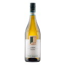 タイプ 白ワインWhite Wine 商品名 フラテッリ・アレッサンドリア ランゲ・ファヴォリータFratelli Alessandria Langhe Favorita 生産者 フラテッリ・アレッサンドリアFratelli Alessandria 原産国名 イタリア ピエモンテ州 バローロItaly D.O.C. Langhe Favorita ブドウ品種 ファヴォリータ100%Favorita 100% ヴィンテージ 商品名のヴィンテージをご確認ください 熟成 ステンレスタンクで発酵、ステンレスタンクで4ヶ月熟成 アルコール度数 13.5% 内容量 750ml ※画像はヴィンテージが異なる場合がございます。商品名のヴィンテージをご確認ください。 ソムリエのワイン解説 ヴェルドゥーノにある標高や向きの異なる複数の畑のブレンド。ブドウはヴェルメンティーノに似ているとされる土着品種のファヴォリータ。 ≪こんな香り・味わいのワインです≫： フレッシュな柑橘果実、ピーチ、ハネデューメロンに野生のハーブが香るデリケートなアロマ。ソフトでしなやかな口当たりで、フレッシュなレモンを感じさせる爽やかな酸が広がる。余韻にはほのかな塩味も感じられる。 生産者を知ると、ワインはもっと美味しくなる Fratelli Alessandria フラテッリ・アレッサンドリア 生産者の概要 バローロエリア最北端のロケーションだからこそ成し得る彼らのスタイル。 3つのポイント 1.若いうちはタンニンが固く近づきづらいためブルゴーニュ愛好家からは嫌煙されがちなバローロだが、最北端のロケーションだからこそ成し得る彼らのスタイルは、あえて言うならばブルゴーニュのような芳香とエレガンスを持つ、極めて滑らかで上品な味わい。 2.伝統的な醸造方法を用いて各畑、1つ1つの樽に至るまで全行程において家族で管理・運営する事を心掛けており、「偉大なワインは偉大な畑から」というジャン・バッティスタ氏の信念を貫いている。 3.ワイン・アドヴォケイト誌では、毎年高評価を連発する単一畑のフラッグシップ・モンヴィリエーロに関して「この畑のポテンシャルを理解した第一人者」と称賛され、ヴィノス誌では「ピエモンテの知られざる秘宝。特筆すべきは価格が品質に追い付いていないこと」と高品質であるにも関わらず、価格が吊り上がっていないことに注目し太鼓判を押している。 生産者のこだわり バローロの中でも最北端に位置する人口およそ550人の小さな村ヴェルドゥーノ。ここにワイナリーを構えるのがこの地のスター生産者フラテッリ・アレッサンドリアである。ワイナリーの起源は1800年代初頭だが建物自体の歴史はさらに古く、1 7 0 0年代まで遡ることができる。ピエモンテを統治していた当時の王様カルロ・アルベルトが1843年にベストワイナリー・オブ・ザ・イヤーの称号を与えたという逸話からもその歴史の長さと高い品質をうかがい知ることが出来る。アレッサンドリア家がワイナリーを手にしたのは1870年のことで、現在はオーナーのジャン・バッティスタ氏と妻フラヴィア、兄弟のアレッサンドロとその息子ヴィットーレが先代の誇りを引継ぎ、家族一丸で今日のワイン造りを継承している。ヴェルドゥーノにある最高のクリュを含む所有畑は12ヘクタールに及び、サスティナブル農法を取り入れている。生産の大半を占めるのがネッビオーロだが、ペラヴェルガやファヴォリータといった土着品種も栽培している。伝統的な醸造方法を用いて各畑、1つ1つの樽に至るまで全行程において家族で管理・運営する事を心掛けており、「偉大なワインは偉大な畑から」というジャン・バッティスタ氏の信念を貫いている。畑の世話はジャンがし、ワイナリーでの醸造工程は彼の兄弟のアレッサンドロとその息子ヴィットーレが担当している。ブドウは全て手摘みで収穫され、ステンレスタンクで温度管理をしながらマセラシオン及び発酵、熟成は伝統的な大樽で行われる。 若いうちはタンニンが固く近づきづらいためブルゴーニュ愛好家からは嫌煙されがちなバローロだが、最北端のロケーションだからこそ成し得る彼らのスタイルは、あえて言うならばブルゴーニュのような芳香とエレガンスを持つ、極めて滑らかで上品な味わい。伝統的な醸造・熟成をしているにも関わらず、驚くほど柔らかくシルキーなタンニンのおかげで若いうちからでも十分に楽しむことができる。他の生産者とは一線を画すバローロの新境地と言える。ワイン・アドヴォケイト誌では、毎年高評価を連発する単一畑のフラッグシップ・モンヴィリエーロに関して「この畑のポテンシャルを理解した第一人者」と称賛され、ヴィノス誌では「ピエモンテの知られざる秘宝。特筆すべきは価格が品質に追い付いていないこと」と高品質であるにも関わらず、価格が吊り上がっていないことに注目し太鼓判を押している。見かけたら絶対に逃してはならない知られざるピエモンテのスター生産者、フラテッリ・アレッサンドリアの今後の活躍に目が離せない。 ■種類 ワイン Wine 果実酒 洋酒 お酒 ドリンク ■販売元 ワイン専門商社 株式会社Firadis ワインセンモンショウシャ カブシキガイシャフィラディス Firadis WINE CLUB30 フィラディス ワインクラブサーティ ワイン専門通販サイト Firadis WINE CLUB楽天市場店 フィラディス ワインクラブ ラクテンイチバテン