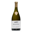 タイプ 白ワインWhite Wine 商品名 シャトー・ド・マルサネ ブルゴーニュ マルサネ・ブランChateau de Marsannay Marsannay Blanc 2017 生産者 シャトー・ド・マルサネChateau de Marsannay 原産国名 フランス ブルゴーニュ マルサネFrance Bourgogne Marsannay ブドウ品種 シャルドネ 100%Chardonnay 100% ヴィンテージ 商品名のヴィンテージをご確認ください 熟成 バリック14ヶ月熟成 アルコール度数 14% 内容量 750ml ※画像はヴィンテージが異なる場合がございます。商品名のヴィンテージをご確認ください。 ソムリエのワイン解説 マルサネを代表する生産者、シャトー・ド・マルサネによる白ワイン。クロ・ド・ジューやレ・グラン・ヴィーニュなど、複数の区画をブレンド。果肉がしっかりとした白い果実の甘酸っぱい香り。香りと同じく白い果実に満ちたジューシーな味わいと適度に効かせたオークのニュアンスがリッチさを演出しています。フレッシュな酸がクリーミーな余韻まで続きます。 生産者を知ると、ワインはもっと美味しくなる Chateau de Marsannay シャトー・ド・マルサネ 生産者の概要 名実ともにマルサネを代表する生産者。その『柔軟な伝統的アプローチ』により、味わいはより洗練され、各畑の個性を生き生きと表現している。 3つのポイント 141.1989年にボワソー家によりシャトーが建造され、1990年からワイン造りを開始。 142.2012年にオリヴィエ・アレイが新たなオーナーとなり、潤沢な資本力を武器に、2012年より本質的な改革を実施した。 143.栽培はリュット・レゾネで行い、土壌にも注目。畑の土は耕し、シンプルな有機肥料を用いることで土中の微生物を活性化させ、土壌の構成を改良している。 生産者のこだわり シャトー・ド・マルサネは、1989年にボワソー家によりシャトーが建造され、1990年からワイン造りが始まった。3つのグランクリュを含め、北はマルサネから南はヴォーヌ・ロマネまで36haの畑をコート・ド・ニュイに所有する。その内28haをマルサネが占め、クロ・デュ・ロワ、レ・ロンジュロワ、レ・ゼシェゾーなど、このアペラシオンを代表する畑が揃っている。現在ブルゴーニュでは、マルサネの優れた畑をプルミエクリュに昇格しようという動きが活発になっているが、これが認められればシャトー・ド・マルサネはマルサネのプルミエクリュを最も多く所有する造り手となる。また、これらの畑に加え、2006年から4haのオスピス・ド・ディジョンの栽培・醸造も一手に担っている。名実ともにマルサネを代表する生産者であるこのシャトーは、2012年にオリヴィエ・アレイが新たなオーナーとなり、ブルゴーニュで大きな話題を呼んだ。彼はフランスの長者番付に名を連ねる資産家で、前所有者のボワソー家との5年に及ぶ交渉を経て、シャトー・ド・マルサネとシャトー・ド・ムルソーを手に入れた。その後、潤沢な資本を基に行われた投資は総額100万ユーロを超える。畑では改植プログラムが実施され、セラーでは新たなプレス機や光学式選果台など最新の醸造設備が導入され、ワイン造りの手法も見直された。また、実務を取り仕切る責任者として、ブシャール・ペール・エ・フィスの前社長であるステファン・フォラン・アルブレが両シャトーのディレクターに招かれた。栽培はリュット・レゾネで行い、土壌にも注目。畑の土は耕し、シンプルな有機肥料を用いることで土中の微生物を活性化させ、土壌の構成を改良している。芽かきやグリーンハーヴェストで収量制限を行い、ブドウの実の通気性を確保するため、枝は長く伸ばして固定する。畑仕事を行うのは、タシュロンと呼ばれる職人たちだ。彼らは長年同じ区画を専属で管理しているため、それぞれの畑の特徴を熟知しており、気象条件や土壌によって異なる各区画のブドウの生育を健全に導くことができる。収穫時期になると区画ごとにブドウの熟度がチェックされ、収穫スケジュールが立てられる。以前はこれほど綿密な準備ができていなかったため、通常の収穫でも2週間以上かかっていたが、現在ではその期間は約1週間ほどに短縮された。手早く収穫されたブドウは容量20g/Lのカゴに入れてセラーに運ばれ、厳正な選果後、醸造が始まる。ディレクターのステファンによると、彼らのワイン造りは『柔軟な伝統的アプローチ』をベースにしている。つまり、道理にかなう手法は残し、そうでないところは時代に合わせて変えていくということだ。現在、赤ワインの醸造では100％除硬しているが、必要であれば全房発酵を取り入れる可能性もあるという。日々向上するための調整は続ける一方、本質的な改革は既に2013年に大部分が完了したと彼は語る。その改革の成果は、ワインの味わいにもはっきりと現れている。新体制での初ヴィンテージとなる2012年でもその兆しはみられたが、畑仕事を最初から手掛けることができた2013年のクオリティは段違いだ。味わいはより洗練され、果実とともに各畑の個性が生き生きと表現されている。新たなラベルとともに世に送り出された新生シャトー・ド・マルサネは、専門各誌の注目を集めている。【シャトー・ド・マルサネ栽培醸造責任者シルヴィアン・パヴィオンさん一問一答インタヴュー】Q1:ワイン造りを一生の仕事にしよう、と決意したきっかけは何ですか？⇒たぶんこういう人が多いのだと思うけど、ワイン造りの家系で育ってきたから自然と、という感じだね。実は僕はFiradisで取り扱っているロワールのワイン生産者『ル・クロー・ドローム(＊ソーヴィニヨン・ブラン100%のワイン「ヴァランセ」を取り扱っています)』で修業をして、そこから『シャトー・ド・マルサネ』に移ってきたんだ。憧れのブルゴーニュ地方でワイン造りに携わることが出来て、本当に幸せだよ。2:これまでワインを造ってきて、一番嬉しかった瞬間は？⇒僕は、発酵を見つめている時に一番幸せを感じるんだ。その1年間、畑でずっと向き合ってきたブドウがワインに姿を変えていく様を見ているのが、ワイン造りに関わるものとして一番幸せな時だと思う。Q3:その反対に、一番辛い(辛かった)ときは？⇒これは2の質問と同じ答えで相反するんだけど、その終わりを待っている間かな。発酵がうまく進むかどうにも心配になったりしてね、ストレスとプレッシャーがかかり続ける時間だ。まあ、無事に終わって素晴らしいワインが出来上がっているのが分かると、全部忘れちゃうけどね 笑Q4:ワイン造りで最も「決め手になる」のは、どの工程だと思いますか？⇒クオリティの高いブドウを収穫する、に尽きると思う。ブルゴーニュワインは、区画単位まで細かくテロワールの個性・ポテンシャルが異なるので、それがワインにダイレクトに反映されてしまうワインだからね。テロワールを徹底的に知り尽くすことこそが、良いワインを造ることなんだと思う。Q5:あなたにとっての「理想のワイン」とは？⇒エモーションに直接訴え、揺さぶるようなワイン…かな。Q6:今までに飲んだ中で最高のワインを1本だけ選ぶとしたら？⇒ついこの間飲んだ1950年の『クロ・ド・タール』。なにせ70年近くも経っているし、もうピークはとうに越していると思って期待せずに飲んだのだけど、絶句したよ。華やかで複雑な香りは衰えるどころか力を増していて、フレッシュさすら感じさせられた。Q7:自分のワインと料理、これまでに一番マリアージュしたと思った組み合わせを教えてください。⇒それが、実はブルゴーニュの郷土料理じゃないんだよ。シャトー・ド・マルサネの赤ワインは、トリュフをよく使うアルザス地方の料理と相性が良いと思うんだ。土や枯葉の印象が重なり合うのかな…？Q8:もしあなたが他の国・地域でワインを造れるとしたら、どこで造ってみたいですか？⇒修業を積んだロワール地方に帰って、そこでもう一度ワイン造りをしてみたいな。経験を積んだ今なら、多様性溢れるテロワールとブドウ品種に向き合ってもっともっと良いワインを造れると思うんだ。Q9:あなたの「ワイン造り哲学」を、一言で表現してください。⇒「テロワールは、人の力よりもはるかに強い」。Q10:最後に…日本にいるあなたのワインのファンに、メッセージを！⇒Wine is friendship !!(＊ここは折角なので原文のままです) ■種類 ワイン Wine 果実酒 洋酒 お酒 ドリンク ■販売元 ワイン専門商社 株式会社Firadis ワインセンモンショウシャ カブシキガイシャフィラディス Firadis WINE CLUB30 フィラディス ワインクラブサーティ ワイン専門通販サイト Firadis WINE CLUB楽天市場店 フィラディス ワインクラブ ラクテンイチバテン