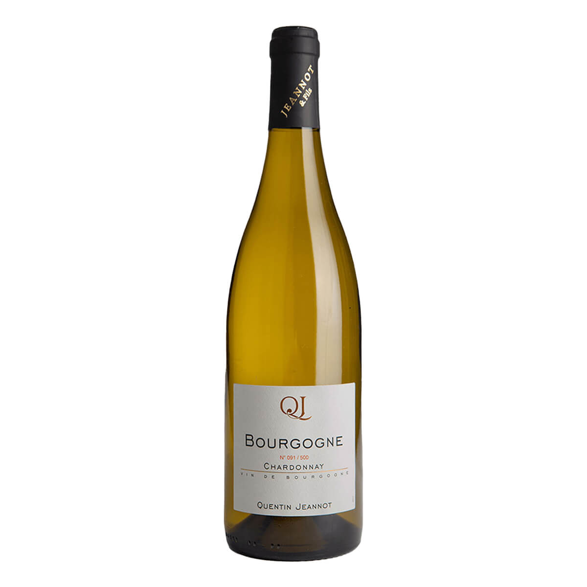 タイプ 白ワインWhite Wine 商品名 ドメーヌ・カンタン・ジャノ (フィリップ・ジャノ) ブルゴーニュ・シャルドネ Domaine Quentin(Philippe) Jeannot Bourgogne Chardonnay 生産者 ドメーヌ・カンタン・ジャノ(フィリップ・ジャノ)Domaine Quentin(Philippe) Jeannot 原産国名 フランス ブルゴーニュFrance Bourgogne ブドウ品種 シャルドネ 100%Chardonnay 100% ヴィンテージ 商品名のヴィンテージをご確認ください 熟成 バリック(新樽15~20%)で澱と共に10ヶ月 内容量 750ml ※画像はヴィンテージが異なる場合がございます。商品名のヴィンテージをご確認ください。 ソムリエのワイン解説 ワイナリーのあるサン・セルナン・デュ・プラン、サントネとマランジュの三区画のブレンド。樹齢は平均20年。フレッシュな柑橘果実、白い花のフローラルなアロマ。口の中では果実味、酸、ミネラルが見事にバランスを取り合っている。フルーティーでエレガントなシャルドネの魅力にあふれた一本。 生産者を知ると、ワインはもっと美味しくなる Domaine Quentin(Philippe) Jeannot ドメーヌ・カンタン・ジャノ(フィリップ・ジャノ) 生産者の概要 どこか素朴で素直な美味しさ…古き良きブルゴーニュの面影を今なお残すサントネを体現する注目の生産者。サントネだからこそ叶う最高のコストパフォーマンスを発揮する。 3つのポイント 1.ドメーヌ・カンタン・ジャノは、1995年に設立、設立者のヴァレリーとフィリップ・ジャノ夫妻は、彼らの叔父の一人が運営する醸造所で醸造家として働きつつワイン造りのノウハウを学び、少しずつ畑を買い足し独立を果たした。現在では、所有畑は10haまで広がり、2人の息子のカンタンもワイン造りに参加している。 2.栽培では土壌の自然なバランスを尊重し、リュット・レゾネを採用。殺虫剤などの薬剤の使用は最小限に抑え、畑の余分な雑草は除草剤ではなく草刈り機で除去する。また、収量制限のために、全ての区画でグリーン・ハーヴェストや除葉を実施している。 3.「望み通りのピノらしいサントネ」というコメントともに、初掲載のギド・アシェット2015年度版で1ツ星を獲得。 生産者のこだわり 行政区画上の県としてのコート・ドールの最南端の村となるサントネは、生産されるワインの85％が赤という、赤主体のアペラシオンである。かつての評価は今よりもはるかに高く、19世紀前半には現在の約1.5倍となる500ha近い畑からワインが造られ、ヨーロッパ各地で楽しまれていた。今日では、その栄光は忘れられがちだが、シャサーニュ・モンラッシェの丘陵から地続きの地勢や、コート・ド・ニュイに似た地層を持つサントネが、ブルゴーニュが誇るピノ・ノワールの銘醸地であることは疑いようがない。マット・クレイマーは著書の中で、サントネはおいしい赤の産地であり、その価値は食事との相性での中ではかられるべきだと述べている。1995年に設立されたドメーヌ・カンタン・ジャノは、所在地こそ近隣のサン・セルナン・デュ・プランとなるが、サントネを中心にワインを手掛けるドメーヌである。 設立者のヴァレリーとフィリップ・ジャノ夫妻は、彼らの叔父の一人が運営する醸造所で醸造家として働きつつワイン造りのノウハウを学び、少しずつ畑を買い足し独立を果たした。現在では、所有畑は10haまで広がり、2人の息子のカンタンもワイン造りに参加している。栽培では土壌の自然なバランスを尊重し、リュット・レゾネを採用。殺虫剤などの薬剤の使用は最小限に抑え、畑の余分な雑草は除草剤ではなく草刈り機で除去する。また、収量制限のために、全ての区画でグリーン・ハーヴェストや除葉を実施している。健全でクオリティの高いブドウを得るためには、1年365日、畑仕事は欠かせないという。醸造面では抽出はあくまでソフトに行い、単純な濃さではなく、素直な果実の風味を追及している。畑とセラーで計2回選果した後、完全除硬したブドウをステンレスタンクで約1週間低温浸漬させ、自然酵母で10-14日間アルコール発酵。低い圧力でプレスした後、バリックで10-12ヶ月間熟成させる。 温泉地としても知られるサントネは、きらびやかな発展を遂げる前のコート・ドールの風景を思い起こさせる村ともいわれる。フィリップ・ジャノのワインは、まさしく古き良きブルゴーニュの面影を今なお残すサントネそのものの味がする。どこか素朴な雰囲気が漂う、素直なおいしさを備えた香り高いピノ・ノワールだ。彼らのサントネは、「望み通りのピノらしいサントネ」というコメントともに、初掲載のギド・アシェット2015年度版で1ツ星を獲得している。＊父親フィリップの代から息子のカンタンの代に移り、生産者名も変更となっています。 ■種類 ワイン Wine 果実酒 洋酒 お酒 ドリンク ■販売元 ワイン専門商社 株式会社Firadis ワインセンモンショウシャ カブシキガイシャフィラディス Firadis WINE CLUB30 フィラディス ワインクラブサーティ ワイン専門通販サイト Firadis WINE CLUB楽天市場店 フィラディス ワインクラブ ラクテンイチバテン