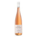 タイプ ロゼワインRose Wine 評価 商品名 マーカス・モリトール ピノ・ノワール・ロゼ・ハウス・クロスターベルクMarkus Molitor Pinot Noir Rose Haus Klosterberg 生産者 マーカス・モリトールMarkus Molitor 原産国名 ドイツ モーゼルGermany Mosel ブドウ品種 ピノ・ノワール 100%Pinot Noir 100% ヴィンテージ 商品名のヴィンテージをご確認ください 熟成 ステンレスタンク3ヶ月 ドサージュ量 アルコール度数 12% 内容量 750ml ※画像とはヴィンテージが異なる場合がございます。商品詳細のヴィンテージ項目でご確認ください。 ソムリエのワイン解説 ワイン・アドヴォケイトでこれまで100点を19回も獲得し、銘醸地モーゼルだけでなくドイツ全体を代表するトップ生産者であるマーカス・モリトールによる、ピノ・ノワール100%のロゼワイン。それを考えれば非常にお得な価格になっていると思います。モーゼルらしい涼しげでフレッシュな印象 X チャーミングな果実感が見事にバランスをとった、とても使いやすいロゼワインです。 ≪こんな香り・味わいのワインです≫： まずはロゼの魅力は何といっても色合いです。少しオレンジがかった、綺麗なサーモンピンクといったところです。食卓が華やぎます。 チェリーや見た目通りのオレンジのニュアンス、アカシアの印象も香りから感じられます。完全に冷やした状態から飲み進め、少しずつ温度が上がるにつれて、香りもより広がっていく印象がありました。 味わいはとってもキュートでチャーミングな果実。香りの通り赤系果実の、チェリーのような印象を感じます。そこにきれいな酸とと、スレート土壌由来のミネラル感。ドイツらしい涼しげで爽快な印象がありつつなおかつチャーミングで親しみやすいのがこのロゼワインの魅力だと思います。余韻のわずかなタンニン感が下支えしてバランスをとり、ロゼの魅力である食事に合わせやすいという要素もしっかりとあります。このピノ・ノワール100%のロゼワインは、いろんな場面で重宝すると思います。 ≪良い状態で楽しむには、いつ抜栓する？≫： 早めの事前抜栓は不要。とにかく良く冷やしておいて、開けたてからフレッシュ感を存分に楽しんで戴きたいと思います。前述の通り少しずつが温度が上がるにつれての香りの変化もお楽しみください。 ≪このワインがもっとおいしくなる温度設定≫： ロゼワインなのでぜひしっかり冷やすことをお薦めします。旦冷蔵庫やアイスバケツで良く冷やしておいて、そこからテーブルの上で温度を上げつつ好みの温度を探してみてください。夏の暑い時期はキンキンに冷やして、氷を入れて飲んでもOK。 ≪おすすめのワイングラス形状・サイズ≫： 個人的にはフルーツ感や甘みがより強くでるボルドー型のグラスがお薦めです。ただしブルゴーニュ型でも十分果実は感じますし、より酸や伸びやかなミネラルが際立つ印象でした。まずはお持ちのグラス色々なものに注いでテイスティングしてみてください！ 生産者を知ると、ワインはもっと美味しくなる Markus Molitor マーカス・モリトール 生産者の概要 2011年にワイン・アドヴォケイト100点を獲得、その後2013年にはドイツ史上初となる3アイテム同時100点獲得という偉業を成し遂げたモーゼルを代表する生産者。自然への絶対的敬意と品質に対する妥協ない献身から卓越したワインを生み出している。 3つのポイント 1.マーカス・モリトールはモーゼル中部のヴェーレナー・クロスターベルクの地で8代続く家族経営のワイナリーである。現当主マーカスは1984年、若干20歳という若さで両親からワイナリーを引き継いだ。1988年にはモーゼルでピノ・ノワールを再植樹した最初のワイナリーのひとつとなり、2003年にはエクスレ度(収穫時のブドウの糖度)で331°Oeという世界記録を打ち立てるといった偉業を成し遂げ、現在ではモーゼルで最大規模となる100haの畑を所有し、質・量ともに満たす数少ないワイナリー。 2.甘口のアウスレーゼにおいて、 2011VTがドイツで3ワイナリー目となるWA100点を獲得、2013VTではドイツ史上初となる3アイテム同時に100点獲得という歴史的快挙を成し遂げる。中辛口においても2015VTで100点、さらに辛口でも2018VTで100点を獲得しており、リースリング以外の品種でも「低価格帯でこれだけ洗練されていて、複雑なピノ・ブランは滅多に見つけられない」とロバート・パーカーから絶賛される。 3.マーカスは樹齢100年に及ぶ接ぎ木していない古木を所有しており、その古木から高い割合でマッサル・セレクションを行っている。次に栽培における非常に献身的な姿勢であり、畑には熟練者を50人も雇って夏の間のキャノピー・マネジメントと2ヵ月に及ぶ収穫をともにする。収穫はより高いリスクが伴うとしても非常に遅く行う。こうすることで、ブドウの酸度がより熟し、攻撃的でなくなること、またエキス濃度が上昇し、フェノールの成熟度がより高くなること、そしてこれらの要素がワインのストラクチャーに素晴らしい効果を与えるといった多くのメリットを享受できる。 生産者のこだわり マーカス・モリトールはモーゼル中部のヴェーレナー・クロスターベルクの地で8代続く家族経営のワイナリーである。現当主マーカスは1984年、若干20歳という若さで両親からワイナリーを引き継ぐが、当時から野心にあふれ、明確なビジョンを持っていた。すなわち、モリトール家の伝統のもと、このモーゼルの地で際立った個性を持つ極めて長寿なリースリングを生み出すことである。このビジョンのもと、わずか4haであった畑は複数回にわたる拡張によって規模が拡大していく中で、1988年にはモーゼルでピノ・ノワールを再植樹した最初のワイナリーのひとつとなり、2003年にはエクスレ度(収穫時のブドウの糖度)で331°Oeという世界記録を打ち立てるといった偉業を成し遂げ、現在ではモーゼルで最大規模となる100haの畑を所有し、質・量ともに満たす数少ないワイナリーとなる。 畑はモーゼル中部のブラウネベルクからトラーベン・トラールバッハまでの15ヵ所にまたがり、大部分は最良の急斜面に位置し、ベルンカステラー・ドクトール、ヴェーレーナー・ゾンネンウーアー、ユルツィガー・ヴュルツガルテンやエルデナー・トレップヒェンといた超一級の銘醸畑を所有している。川の蛇行に沿って点在するこれらの畑には様々な土壌が見られ、灰色や青色のデヴォニアン・スレート、火山活動によって形成された赤色のスレート、トリアー近郊でみられる多彩な砂岩などがある。マーカスはこうしたバラエティに富むテロワールから辛口・中辛口・甘口という3つの異なるスタイルに加え、さらに赤ワインも造っているため彼のワインはあらゆる種類のモーゼルワインを代表しているといっても過言ではない。このためマーカス・モリトールでは毎年多く種類のワインが生産されるが、驚きなのはこの膨大な数の全てのワインが卓越した品質を持っているということである。その秘密は、まずブドウの木にある。マーカスは樹齢100年に及ぶ接ぎ木していない古木を所有しており、その古木から高い割合でマッサル・セレクションを行っている。次に栽培における非常に献身的な姿勢であり、畑には熟練者を50人も雇って夏の間のキャノピー・マネジメントと2ヵ月に及ぶ収穫をともにする。一粒の実でさえ、少なくとも2度の選定を受け、特に辛口に関しては、ほんのわずかでもボトリティスが付いていれば、他に感染しないようしっかりと区別される。健全なブドウは区画ごとに数回摘果を行い、成熟度別に注意深く分類する。また、収穫に関しては、より高いリスクが伴うとしても非常に遅く行う。こうすることで、ブドウの酸度がより熟し、攻撃的でなくなること、またエキス濃度が上昇し、フェノールの成熟度がより高くなること、そしてこれらの要素がワインのストラクチャーに素晴らしい効果を与えるといった多くのメリットを享受できるのだ。醸造では、培養酵母や添加剤、清澄剤を使わないといた伝統的なワイン造りで、スタイルとヴィンテージによっては最長で2日間スキンコンタクトした後、 垂直式の圧搾機でプレスし、リースリングの多くは1000-3000リットルの伝統的な オーク樽で発酵・熟成させる。こうしたこだわりを持って造られるマーカスのワインは、歴史的にも非常に高い評価を得ており、1996年にはTBAが当時の最高値となる1000ドイツマルクを付け、2012年にもTBAがオークションにて2750ユーロという最高額を更新。世界最高峰との呼び名の高いエゴン・ミュラーやJJプリュムらと肩を並べ、品質・ 価格の面で全く引けを取らない。さらに、甘口のアウスレーゼにおいては、 2011VTがドイツで3ワイナリー目となるWA100点を獲得、2013VTではドイツ史上初となる3アイテム同時に100点獲得という歴史的快挙を成し遂げる。一方、中辛口においても2015VTで100点、さらに辛口でも2015VTで99+点を獲得しており、リースリング以外の品種でも「低価格帯でこれだけ洗練されていて、複雑なピノ・ブランは滅多に見つけられない」とロバート・パーカーから絶賛され、ピノ・ノワールにおいては、ヴィノム誌のブラインド・テイスティングでドイツトップピノ・ノワール一位を獲得、またインターナショナル・シュぺートブルグンダー・シンポジウムのグランド・ピノ・ノワール・アワード2011、2012で優勝と世界的な評価を得ている。品種や甘口・辛口といった枠を飛び越えるマルクスのワインは、モーゼルのエリアにとどまらず、今やドイツを代表するワイナリーであると断言できる。なお、ワイン名についている星マークは、※は良質、※※は上級、※※※は最上級を意味している。この星マークは糖度(糖分が多ければ多いほど良い)ではなく、フィネス(良質であればあるほど良い)に対応している。 ■種類ワイン Wine 果実酒 洋酒 お酒 ドリンク ■販売元ワイン専門商社 株式会社Firadis ワインセンモンショウシャ カブシキガイシャフィラディスFiradis WINE CLUB30 フィラディス ワインクラブサーティワイン専門通販サイト Firadis WINE CLUB楽天市場店 フィラディス ワインクラブ ラクテンイチバテン