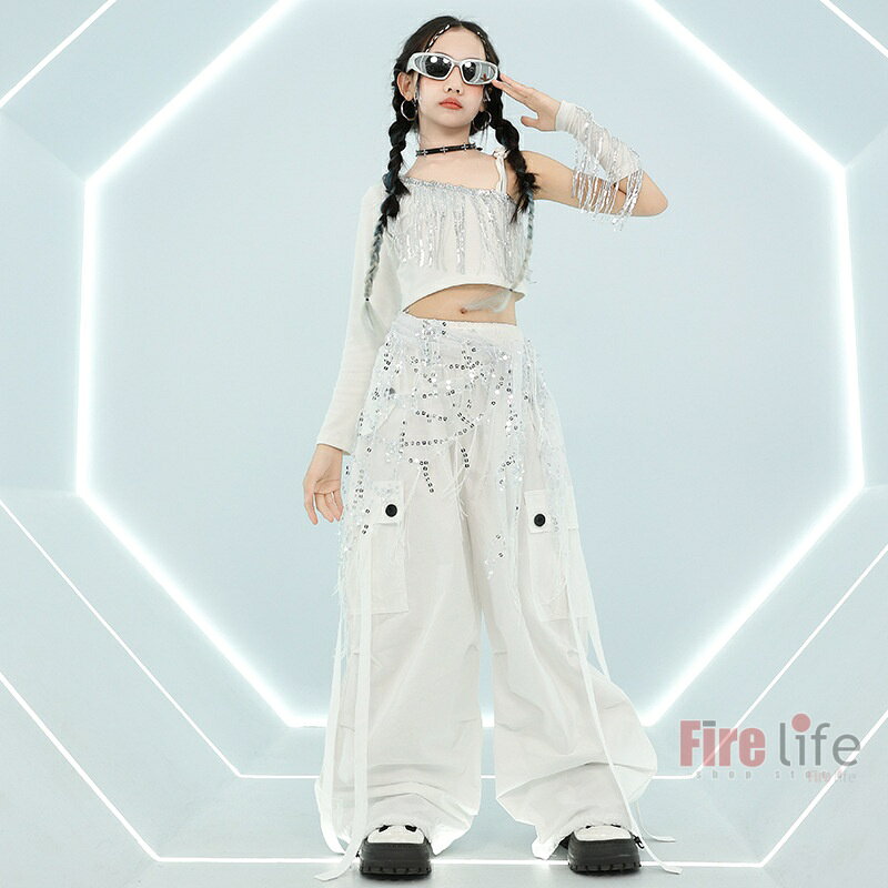 ファイアライフ楽天市場店のキッズダンス衣装 ガールズ 韓国 ダンス服 へそ出し ヒップホップ セットアップ 子供服 スパンコールフリンジ 腰掛け ホワイト ワンショルダートップス カーゴパンツ k-pop ステージ衣装 練習着 イベント 発表会 JAZZ おしゃれ 演出服 hiphop 110-180cm｜アングル2