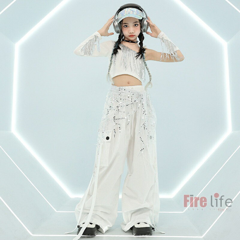 ファイアライフ楽天市場店のキッズダンス衣装 ガールズ 韓国 ダンス服 へそ出し ヒップホップ セットアップ 子供服 スパンコールフリンジ 腰掛け ホワイト ワンショルダートップス カーゴパンツ k-pop ステージ衣装 練習着 イベント 発表会 JAZZ おしゃれ 演出服 hiphop 110-180cm｜アングル3