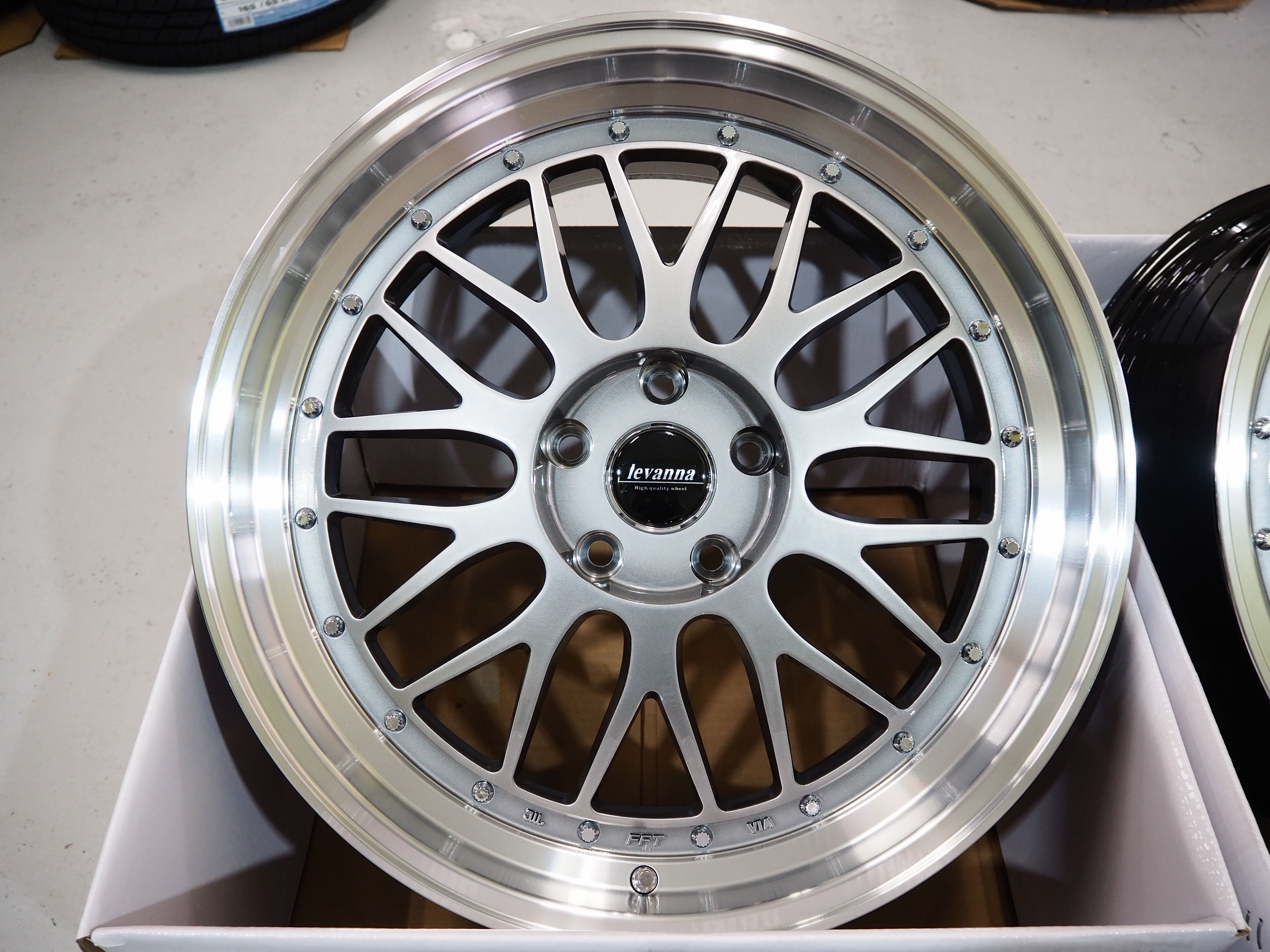 クラウン クロスオーバー深リム メッシュlevanna V10-EX FFT（レヴァンナ・ヴイテンイーエックス・エフエフティ）19inch 8.5J+42 5H114.3ダンロップ ウインターマックス WM03225/55R19