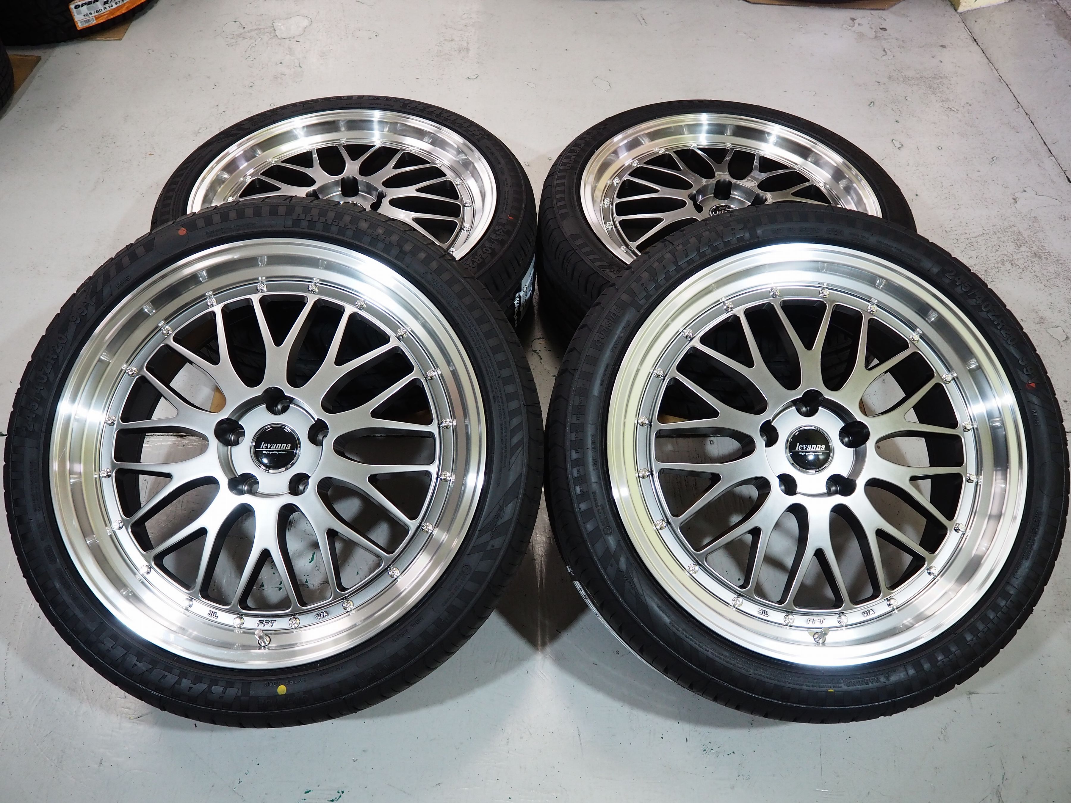 レクサス LS 深リム メッシュlevanna V10-EX FFT（レヴァンナ・ヴイテンイーエックス・エフエフティ）20inch 8.5J+25 5H120輸入タイヤ245/40R20