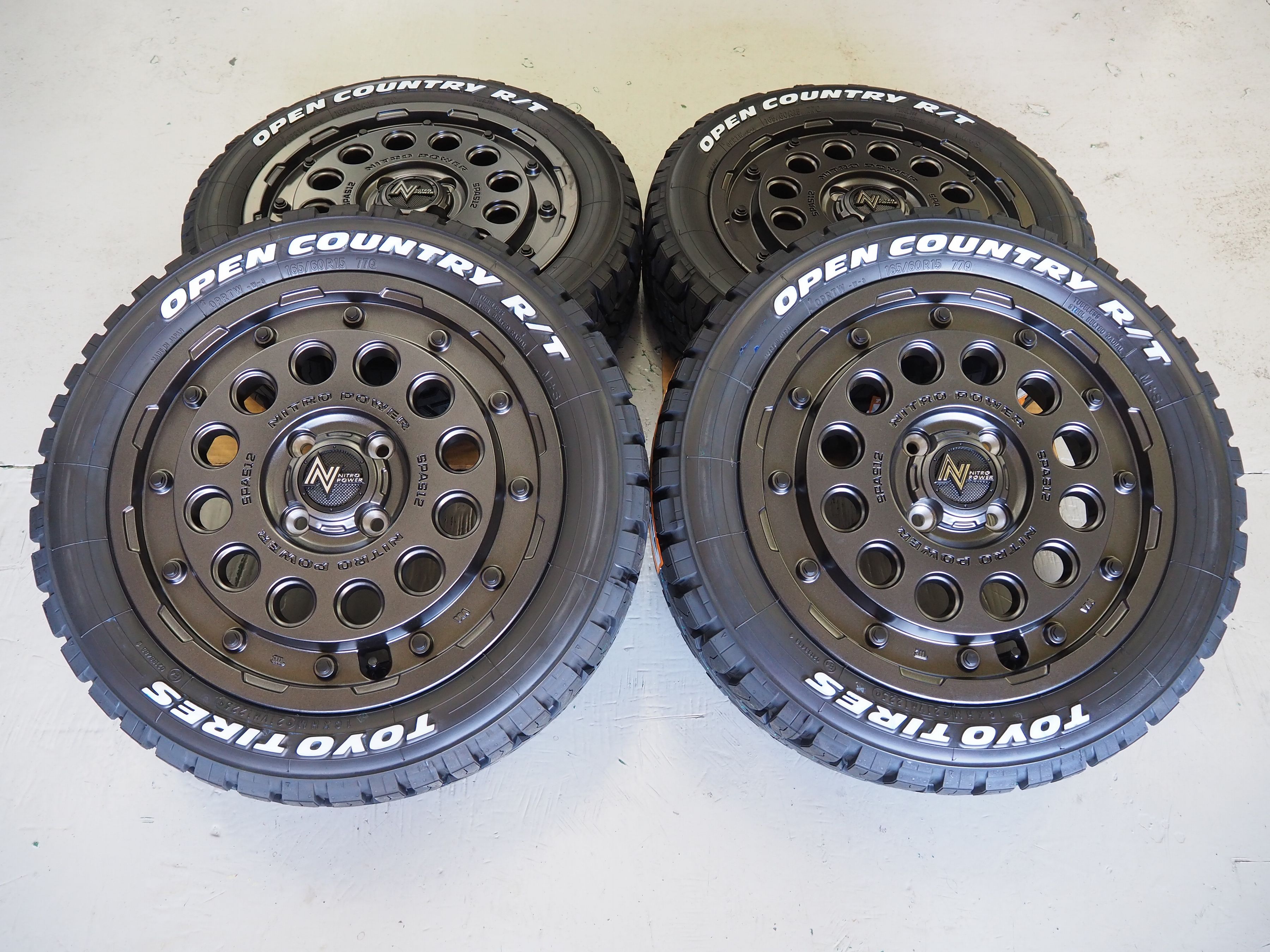 ハスラー キャストアクティバ15系デリカD2 15系ソリオフレアクロスオーバーゴツゴツ系MID NITROPOWER H12 SHOTGUN15inch 5.0J +45 4H100バレルブラックTOYO オープンカントリーR/T165/60R15 ホワイトレタータイヤ＆ホイール新品 4本