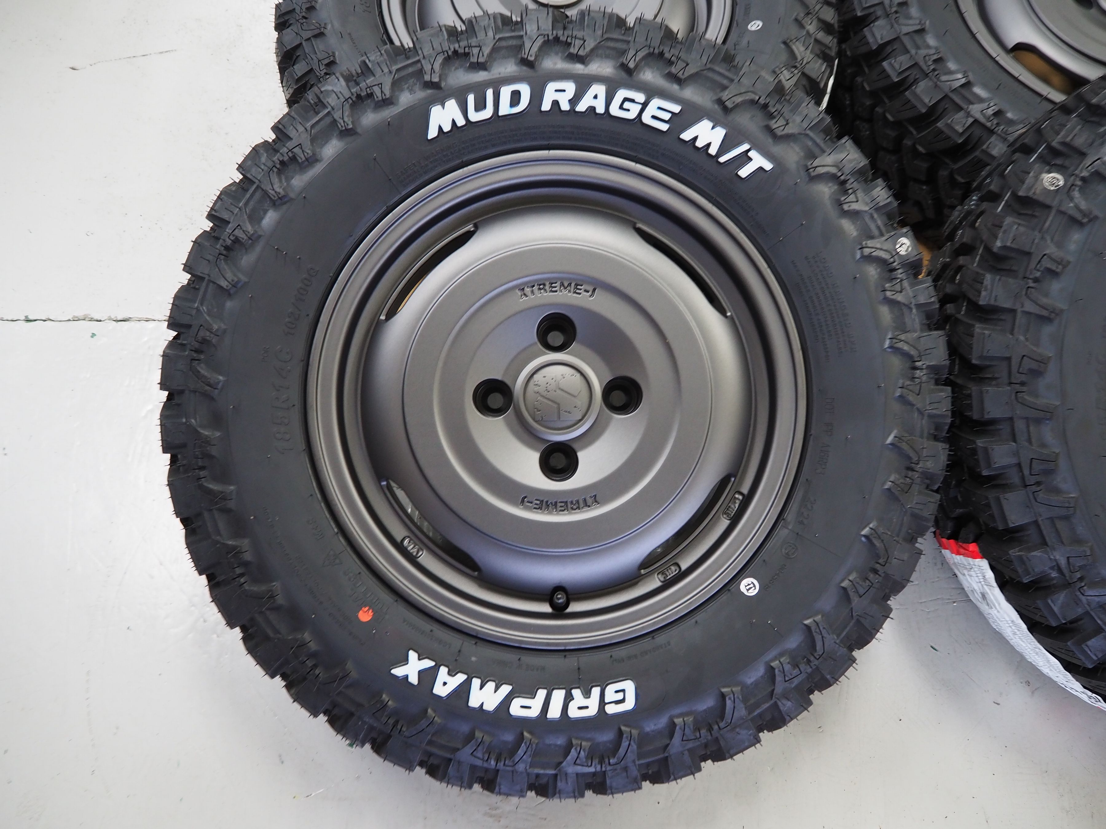 NV200・バネットアゲ系 ゴツゴツ系 MLJ XTREME-J JOURNEY（ジャーニー）14inch 5.0J +42 4H114.3ガンブラックタイヤ ＆ ホイール新品GRIPMAX MUD Rage M/T185R14 102/100Q ホワイトレター