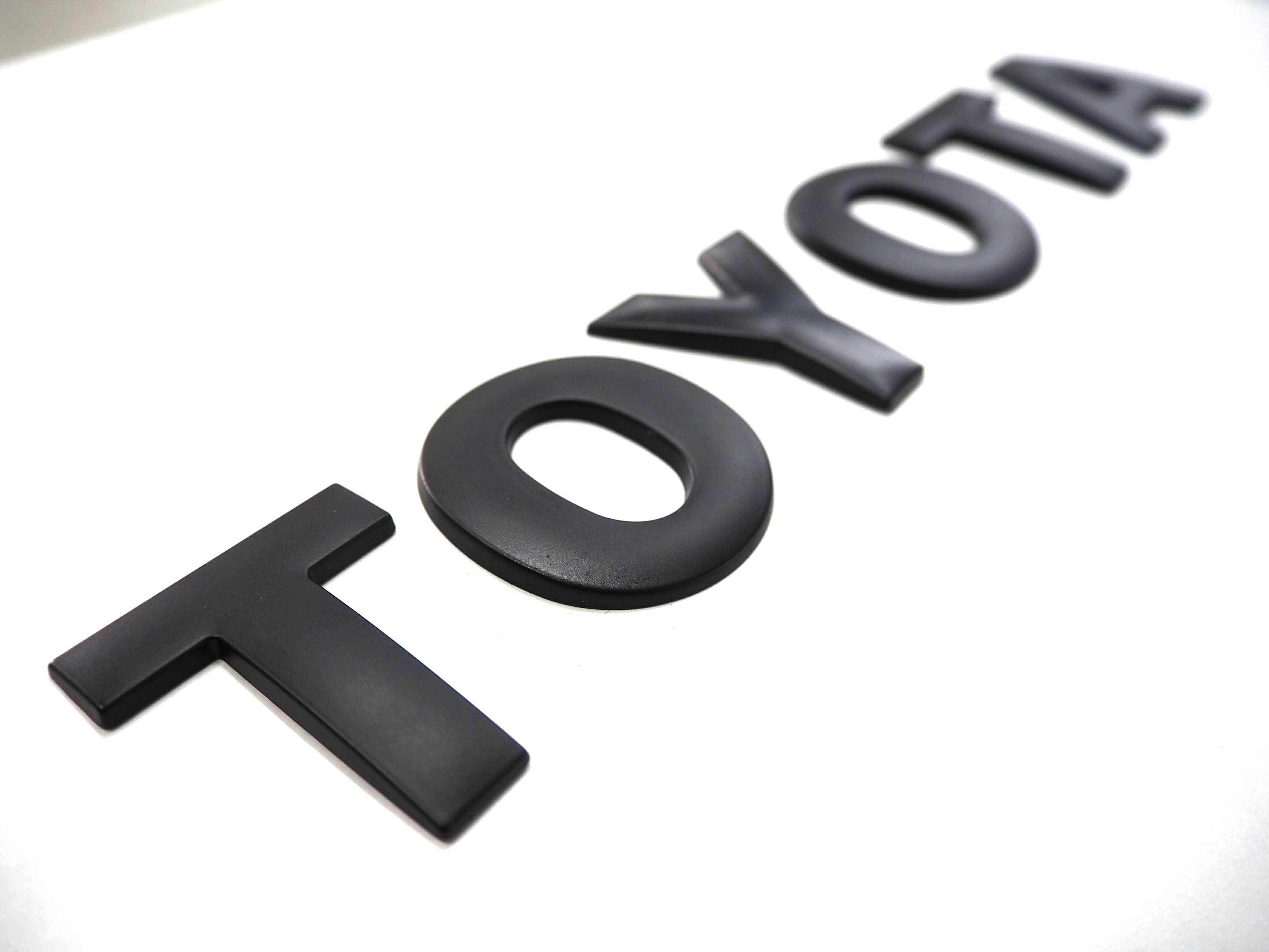 樂天商城 - TOYOTA トヨタ 3D アルファベット ロゴ パーツ立体的 ロゴ マット ブラック ドレスアップ エンブレム