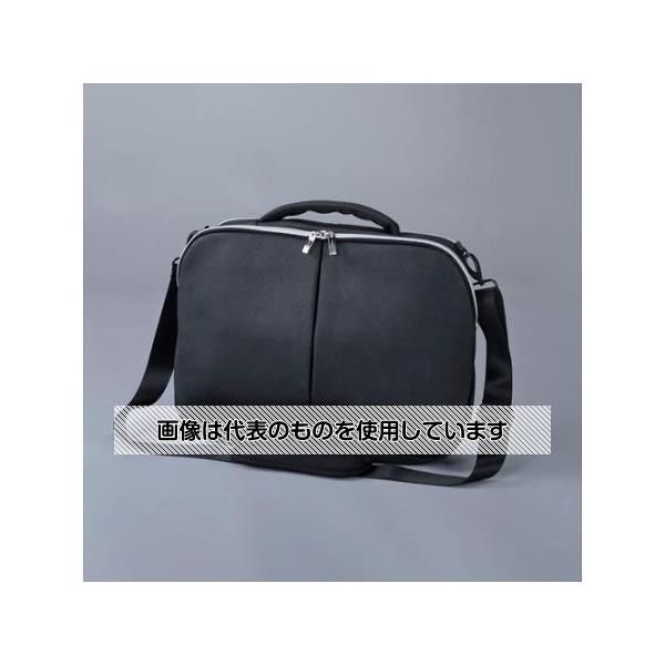 【アズワン AS ONE】実験室設備 工具類 工具、道具 ●柔らかな素材がしっくり馴染む。 ●ビジネスツールをスタイリッシュに持ち運び。 ●軽やかな使い心地。 ●取っ手やショルダーベルトにもこだわった、颯爽と持ち歩きたくなるバックです。 ●本体内側には、衝撃を緩和するクッション素材を使用。 ●ペンや小物類等を分類できる便利な内ポケット付。 商品の仕様 ●材質：人口皮革(PU)、ポリエステル、ナイロン ●重量(g)：526 ●サイズ：410×65×300mm ●容量(L)：7.6 ●ショルダーベルト付 ●内ポケット2個 ●JANコード：4550061828168 【※ご注意ください】商品は代表の画像を使用しています。