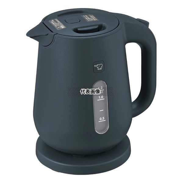 商品の特徴 象印 電気ケトル CK-VB12 ソフトブラック(BM) ●6つの安全設計。 ●急な来客や下ごしらえなど、たくさんのお湯を早く沸かしたいときに便利な ｢たっぷり容量タイプ｣。 ●清潔!ほこりの入りにくい ｢注ぎ口 ほこりブロック｣。 ●必要な分だけすぐ沸く ｢ハイパワー1300W｣。 ●スームズにはずせるから、給水もお手入れもらくらく ｢軽くはずせるふた｣。 ●ひと目でお湯の量を確認できる ｢見やすい水量窓｣。 ●持ちやすい形状のハンドル。 ●流線がなめらかで注ぎやすい｢なめらか注ぎ口｣。 ●湯沸かし中が一目でわかる｢湯沸かしランプ｣。 ●取り扱い説明書が確認できる ｢二次元コードつき｣。 製品仕様 外寸1:幅:225mm 外寸2:奥行:165mm 外寸3:高さ:240mm 重量:0.9kg 材質:ポリプロピレン、ポリアセタール、18-8ステンレス銅 消費電力:1300 電源:単相100V 製造生産国:中国 JANコード：4974305230966