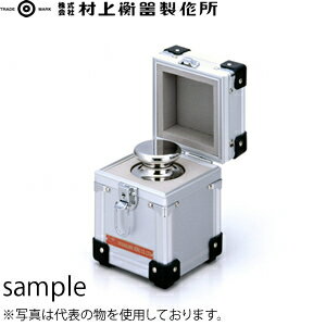 商品の特徴 概要 ●JIS(OIML)規格に基づいた非磁性ステンレス鋼製分銅です（内部構造実用新案登録済　第3003704号） ●JCSSロゴマーク付校正証明書は別途料金にて発行致します ●「JIS B7609: 2008」規格に定められたすべての基準に適合しています（※E2級は対象外） 用途 ●天びん及び分銅の校正 ●ISO9000/14000シリーズの認証用分銅 ●GMPに関するバリデーション体系用分銅 ●HACCP計画導入用分銅 材質 ●非磁性ステンレス鋼 ●最大磁化率(χ)：0.8 ●表面粗さの上限値(Rz)：5μm 製品仕様 ■分銅寸法(JIS B7609:2008による) ●[D1]100.0mm｜[D2]90.0mm｜[D3]58.0mm｜[[H]184mm｜[R1]15.0mm｜[R3]3.0mm｜[T]17.0mm