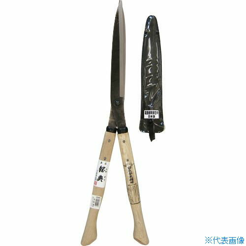 オレンジブック トラスコ中山　TRUSCO鋼典 刈込鋏 安来鋼付止ナシ 300mmコブ付和釘樫 〔品番:A33〕[ 注番:1271358]特長●火造り鍛造による鍛えられた刃物です。●日立安来鋼を貼り合せてあり、刃研ぎが楽にできます。●柄の仕込みに和釘、打ち桂を使用しています。●仕上鋏として使用します。用途●仕上刈込用。●太さ7〜8mm位までの枝をまとめて刈り整える用。仕様●切断能力(mm)：8●刃長(mm)：240●全長(mm)：595仕様2●止なし刈込●樫柄●柄長：300mm材質/仕上●刃：日立安来鋼付セット内容/付属品注意●木以外には使用しないでください。●けが防止のため手袋等をはめて作業を行ってください。●無理な使用は刃欠け、刃折れの原因となります。原産国（名称）日本JANコード4953821100335本体質量830gオレンジブック トラスコ中山　TRUSCO鋼典 刈込鋏 安来鋼付止ナシ 300mmコブ付和釘樫 〔品番:A33〕[注番:1271358][本体質量：830g]《包装時基本サイズ：595×210×40》〔包装時質量：830g〕分類》園芸用品》緑化用品》刈込ハサミ☆納期情報：メーカー直送品【法人限定＝会社名ご記入お願い致します。】