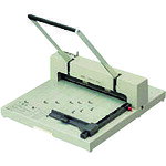 オレンジブック トラスコ中山　TRUSCOPLUS 26151)断裁機 PK−511L A3タテ 〔品番:PK511L〕[ 注番:1969525]特長●光でカットライン表示します。仕様●断裁幅(mm)：427●断裁能力(mm)：約15●外形寸法幅(mm)(突起部分を含まない高さ：170mm)：526●外形寸法奥(mm)(突起部分を含まない高さ：170mm)：595●外形寸法高さ(mm)突起部分を含まない高さ：170mm)：555(●断裁枚数(枚)：約160（コピー用紙64g/［［M2］］使用時）●梱包サイズ(mm)：幅730×奥560×高230仕様2●断裁機●規格：A3●赤色LED材質/仕上セット内容/付属品●単3乾電池2本（モニター用）注意原産国（名称）日本JANコード4977564117078本体質量15kgオレンジブック トラスコ中山　TRUSCOPLUS 26151)断裁機 PK−511L A3タテ 〔品番:PK511L〕[注番:1969525][本体質量：15kg]《包装時基本サイズ：560×230×730》〔包装時質量：16kg〕分類》手作業工具》ハサミ・カッター・鋸》裁断機☆納期情報：メーカー取り寄品（弊社より発送）