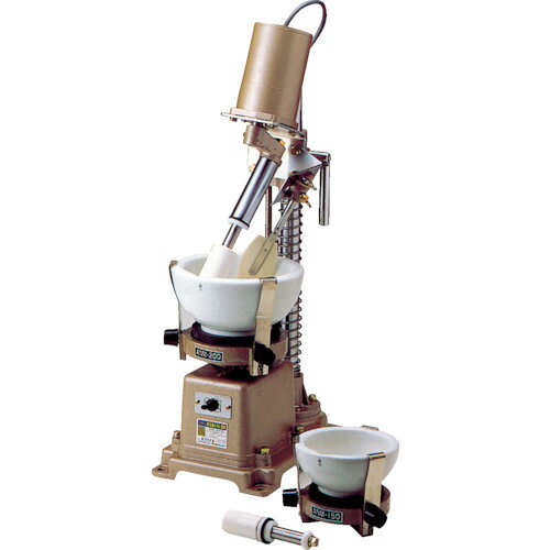 オレンジブック トラスコ中山　TRUSCO日陶 自動乳鉢 ANM−200DX 〔品番:ANM200DX〕[ 注番:4633687]特長●乳鉢と乳棒を各々のモーターによって逆回転させ、強力に粉砕、混練作業を行います。●乳鉢が簡単に取り外せるので、試料の取り出しや洗浄が容易にできます。●低速回転および低押力のため、手擂りと同等の効果が得られます。●少量の無機・有機性の試料を乾式および湿式で粉砕・混練する作業に適しています。●一軸式の最もシンプルなタイプです。●磁性・アルミナ・メノーの材質の乳棒・乳鉢に交換できます。●作業中も試料状態を目で確認できるオープン式です。仕様●電源(V)：単相100●回転数(rpm)：乳鉢6/7(50/60Hz) 乳棒100/120(50/60Hz)●幅(mm)：210●奥行(mm)：350●高さ(mm)：600〜775●消費電力(W)：46/41●処理容量(ml)：200又は440●摘要：磁製乳鉢150・200mm両用仕様2●回転数(乳棒)(m)：100/120rp●回転数(乳鉢)：6/7rpm(50/60Hz)●回転数(rpm)乳棒：100/120●回転数(rpm)乳鉢：6/7材質/仕上セット内容/付属品●乳棒、乳鉢、ヘラ、アダプター注意原産国（名称）日本JANコード4560175078847本体質量21kgオレンジブック トラスコ中山　TRUSCO日陶 自動乳鉢 ANM−200DX 〔品番:ANM200DX〕[注番:4633687][本体質量：21kg]分類》研究用品》研究機器》粉砕機器☆納期情報：メーカー直送品【法人限定＝会社名ご記入お願い致します。】