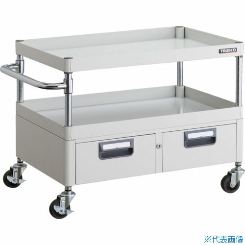 オレンジブック トラスコ中山　TRUSCOTRUSCO ツールワゴン フェニックスワゴン 省音 750X500XH600 2列引出付 ホワイト 〔品番:PEW672WW〕[ 注番:4882741]特長●抗菌粉体塗装ですので、長く清潔にお使いいただけます。（SIAA抗菌ISO22196：JP0122258A0002X）●深さ113mmの引出しが2つ並んでいる小物管理に適したワゴンです。●引出しには飛び出し防止のラッチ機能が付いています。●棚板は表・裏両面使え、ワンタッチブッシュの採用で組み立ても簡単です。●省音キャスターを使用した静かで滑らかな使い心地のパイプ式ワゴンです。用途●工場・倉庫・店舗等●工具や書類などの小物の収納・保管に。仕様●最大積載量(kg/台)：150●均等積載量(kg/段)：100●色：ホワイト●間口(mm)：840●奥行(mm)：500●高さ(mm)：600●段数(段)：2●支柱径(mm)：25.4●キャスター径(mm)：75●こぼれ止め高さ(mm)：50●棚板調整ピッチ(mm)：25仕様2●引出し均等荷重(kg)：10●キャスター：自在式 75mm(2個) 自在式(ストッパー付) 75mm(2個)材質/仕上●本体：スチール（塗装部：抗菌粉体塗装）●支柱：スチール(クロムメッキ)●ハンドル：スチール（クロムメッキ）●キャスター金具：スチール●車輪：エラストマー（省音タイプ）セット内容/付属品注意原産国（名称）日本JANコード本体質量30.7kgオレンジブック トラスコ中山　TRUSCOTRUSCO ツールワゴン フェニックスワゴン 省音 750X500XH600 2列引出付 ホワイト 〔品番:PEW672WW〕[注番:4882741][本体質量：30.7kg]分類》物流・保管用品》ツールワゴン》スチール製ワゴン（ボルトレスタイプ）☆納期情報：仕入れ先通常在庫品 (欠品の場合有り)