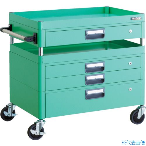 オレンジブック トラスコ中山　TRUSCOTRUSCO ツールワゴン フェニックスワゴン 抗菌 省音 750X500XH740 引出付 ヤンググリーン 〔品番:PEW772VXZYG〕[ 注番:4883535]特長●抗菌粉体塗装ですので、長く清潔にお使いいただけます。（SIAA抗菌ISO22196：JP0122258A0002X）●3種類の引出しを備えた保管・整理向きのワゴンです。●引出しには飛び出し防止のラッチ機能が付いています。●棚板は表・裏両面使え、ワンタッチブッシュの採用で組み立ても簡単です。●省音キャスターを使用した静かで滑らかな使い心地のパイプ式ワゴンです。用途●工場・倉庫・店舗等●工具や書類などの小物の収納・保管に。仕様●最大積載量(kg/台)：150●均等積載量(kg/段)：100●色：ヤンググリーン●間口(mm)：821●奥行(mm)：500●高さ(mm)：740●段数(段)：2●支柱径(mm)：25.4●キャスター径(mm)：100●こぼれ止め高さ(mm)：50●棚板調整ピッチ(mm)：25仕様2●引出し均等荷重：10kg●キャスター：自在式 100mm(2個) 自在式(ストッパー付) 100mm(2個)材質/仕上●本体：スチール（塗装部：抗菌粉体塗装）●支柱：スチール(クロムメッキ)●ハンドル：スチール(ステンレス巻き)、ナイロンPA6●キャスター金具：スチール●車輪：エラストマー（省音タイプ）セット内容/付属品注意原産国（名称）日本JANコード本体質量62.3kgオレンジブック トラスコ中山　TRUSCOTRUSCO ツールワゴン フェニックスワゴン 抗菌 省音 750X500XH740 引出付 ヤンググリーン 〔品番:PEW772VXZYG〕[注番:4883535][本体質量：62.3kg]分類》物流・保管用品》ツールワゴン》スチール製ワゴン（ボルトレスタイプ）☆納期情報：仕入れ先通常在庫品 (欠品の場合有り)