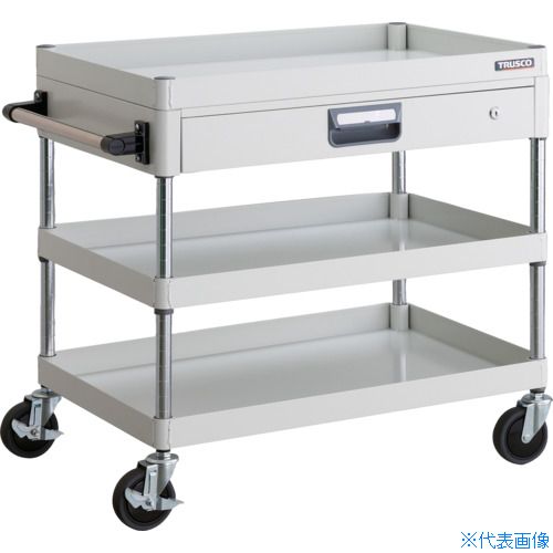 オレンジブック トラスコ中山　TRUSCOTRUSCO ツールワゴン フェニックスワゴン 省音 750X500 薄型1段引出付 ホワイト 〔品番:PEW773ZW〕[ 注番:4883781]特長●抗菌粉体塗装ですので、長く清潔にお使いいただけます。（SIAA抗菌ISO22196：JP0122258A0002X）●深さ48mmの引出しが1段付いており、書類や小型工具の保管に適しています。●引出しには飛び出し防止のラッチ機能が付いています。●棚板は表・裏両面使え、ワンタッチブッシュの採用で組み立ても簡単です。●省音キャスターを使用した静かで滑らかな使い心地のパイプ式ワゴンです。用途●工場・倉庫・店舗等●工具や書類などの小物の収納・保管に。仕様●最大積載量(kg/台)：150●均等積載量(kg/段)：100●色：ホワイト●間口(mm)：821●奥行(mm)：500●高さ(mm)：740●段数(段)：3●支柱径(mm)：25.4●キャスター径(mm)：100●こぼれ止め高さ(mm)：50●棚板調整ピッチ(mm)：25仕様2●引出し均等荷重(kg)：10●キャスター：自在式 100mm(2個) 自在式(ストッパー付) 100mm(2個)材質/仕上●本体：スチール（塗装部：抗菌粉体塗装）●支柱：スチール(クロムメッキ)●ハンドル：スチール(ステンレス巻き)、ナイロンPA6●キャスター金具：スチール●車輪：エラストマー（省音タイプ）セット内容/付属品注意原産国（名称）日本JANコード本体質量31kgオレンジブック トラスコ中山　TRUSCOTRUSCO ツールワゴン フェニックスワゴン 省音 750X500 薄型1段引出付 ホワイト 〔品番:PEW773ZW〕[注番:4883781][本体質量：31kg]分類》物流・保管用品》ツールワゴン》スチール製ワゴン（ボルトレスタイプ）☆納期情報：仕入れ先通常在庫品 (欠品の場合有り)