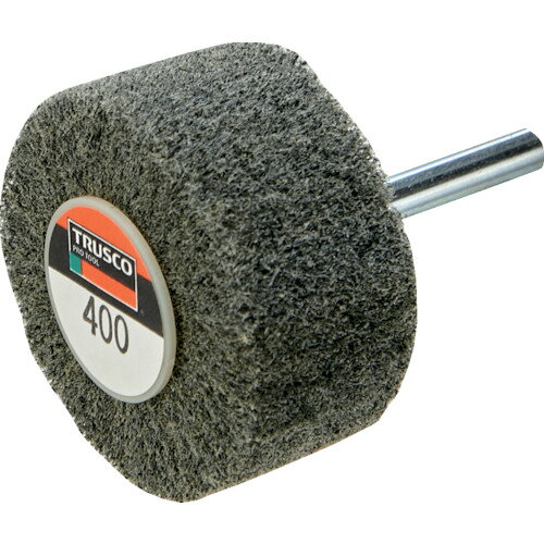 オレンジブック トラスコ中山　TRUSCOTRUSCO ナイロン軸付ホイール 外径80×厚み25×軸6 400# (5個入) 〔品番:UFN825400〕[ 注番:7683227]特長●ステンレス、一般金属兼用です。●ナイロン繊維がクッションの役割をし、被研磨材を削り込みすぎることを防ぎます。●ナイロン繊維不織布に研材を特殊樹脂接着剤で固着させてあり、耐薬品性、耐水性、弾力などに優れています。●自生作用によっていつも新しい表面が表れるため、目づまりが起こりにくく、研磨の初期から終期まで仕上げ面の表面粗さが一定です。●長い間形を持続します。エッジがボロボロにかけることもありません。用途●塗装はがし、メッキ前の研磨。ステンレス、鉄、合金、木材、プラスチックなどの研磨に最適。●使用工具:ストレートグラインダー。仕様●粒度(#)：400●外径(mm)：80●幅(mm)：25●軸径(mm)：6●軸長(mm)：40●不織布枚数(枚)：50●最高使用回転数(rpm)：3000仕様2●最高使用回転数：3000rpm●外径×幅×軸径×軸長：80×25×6×40mm材質/仕上●軸：スチールセット内容/付属品注意●最高使用回転数以下でご使用ください。●作業時は必ず安全帽、安全メガネなどの保護具をご着用ください。●提供不可：chemSHERPA原産国（名称）日本JANコード4989999393996本体質量413gオレンジブック トラスコ中山　TRUSCOTRUSCO ナイロン軸付ホイール 外径80×厚み25×軸6 400# (5個入) 〔品番:UFN825400〕[注番:7683227][本体質量：413g]《包装時基本サイズ：220×163×74》〔包装時質量：486g〕分類》電動・油圧・空圧工具》研削研磨用品》ナイロン軸付ホイール☆納期情報：仕入れ先通常在庫品 (欠品の場合有り)