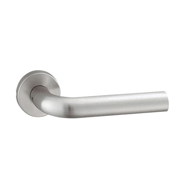 商品の特徴 UNION(ユニオン) レバーハンドル UL020-002 ステンレス ヘアライン 製品仕様 ●分類:建築用金物 ＞ レバーハンドル ＞ レバーハンドル ●商品型番:UL020-002 ●機能:電気錠対応 ●仕様:ステンレス ヘアライン ●サイズ:145×50×65 ●重量:0.34kg ●備考:標準プレートCP15N付ご注文の際は、必ずドア厚をご指示ください。空錠 WFS01001付 \17400 (税込\19140)シリンダー錠 WCS01001付 \22500 (税込\24750)間仕切り錠 WPS01001付 \21100 (税込\23210)表示錠 WES01001付 \21100 (税込\23210)※レバーハンドルとの色や色味が異なる場合がありますので、メーカーの営業までご相談ください。&nbsp; こちらの商品は、ご注文時にドアの厚みの指定の無い場合は販売不可となっております。 ご注文の際は、必ず入力欄に1mm単位でドア厚をご記載ください。