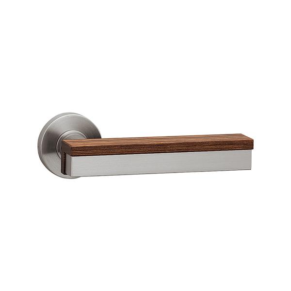 商品の特徴 UNION(ユニオン) レバーハンドル UL1009-002 ユニウッド ペイルスコッチ＋ステンレス へアライン 製品仕様 ●分類:建築用金物 ＞ レバーハンドル ＞ レバーハンドル ●商品型番:UL1009-002 ●機能:抗菌性電気錠対応 ●仕様:ユニウッド ペイルスコッチ＋ステンレス へアライン ●サイズ:145×50×70 ●重量:0.92kg ●備考:ご発注の際にL(外部から見て左吊元)/R(外部から見て右吊元)を必ずご指定ください。標準プレートCP15N付ご注文の際は、必ずドア厚をご指示ください。空錠 WFS01001付 \40400 (税込\44440)シリンダー錠 WCS01001付 \45500 (税込\50050)間仕切り錠 WPS01001付 \44100 (税込\48510)表示錠 WES01001付 \44100 (税込\48510)※レバーハンドルとの色や色味が異なる場合がありますので、メーカーの営業までご相談ください。&nbsp; こちらの商品は、ご注文時にドアの厚みの指定の無い場合は販売不可となっております。 ご注文の際は、必ず入力欄に1mm単位でドア厚をご記載ください。