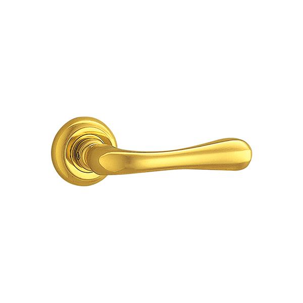 商品の特徴 UNION(ユニオン) レバーハンドル UL301-001 ブラス ミラー 製品仕様 ●分類:建築用金物 ＞ レバーハンドル ＞ レバーハンドル ●商品型番:UL301-001 ●仕様:ブラス ミラー ●サイズ:110×48×69 ●重量:0.52kg ●備考:専用プレート付ご注文の際は、必ずドア厚をご指示ください。空錠 WFS01003付 \15400 (税込\16940)シリンダー錠 WCS01007付 \22800 (税込\25080)間仕切り錠 WPS01007付 \21100 (税込\23210)表示錠 WES01007付 \21100 (税込\23210)※レバーハンドルとの色や色味が異なる場合がありますので、メーカーの営業までご相談ください。&nbsp; こちらの商品は、ご注文時にドアの厚みの指定の無い場合は販売不可となっております。 ご注文の際は、必ず入力欄に1mm単位でドア厚をご記載ください。