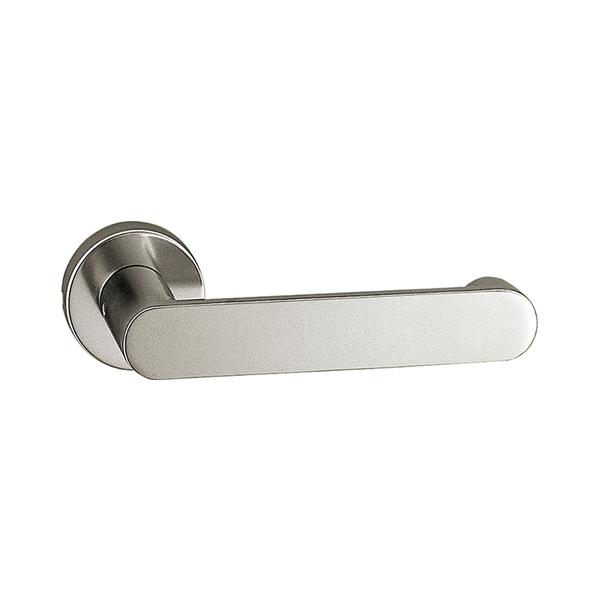 商品の特徴 UNION(ユニオン) レバーハンドル UL443-001 アルミ シルバー 製品仕様 ●分類:建築用金物 ＞ レバーハンドル ＞ レバーハンドル ●商品型番:UL443-001 ●機能:電気錠対応 ●仕様:アルミ シルバー ●サイズ:145×50×55 ●重量:0.38kg ●備考:ご発注の際にL(外部から見て左吊元)/R(外部から見て右吊元)を必ずご指定ください。標準プレートCP15N付ご注文の際は、必ずドア厚をご指示ください。空錠 WFS01001付 \11700 (税込\12870)シリンダー錠 WCS01001付 \16800 (税込\18480)間仕切り錠 WPS01001付 \15400 (税込\16940)表示錠 WES01001付 \15400 (税込\16940)※レバーハンドルとの色や色味が異なる場合がありますので、メーカーの営業までご相談ください。&nbsp; こちらの商品は、ご注文時にドアの厚みの指定の無い場合は販売不可となっております。 ご注文の際は、必ず入力欄に1mm単位でドア厚をご記載ください。