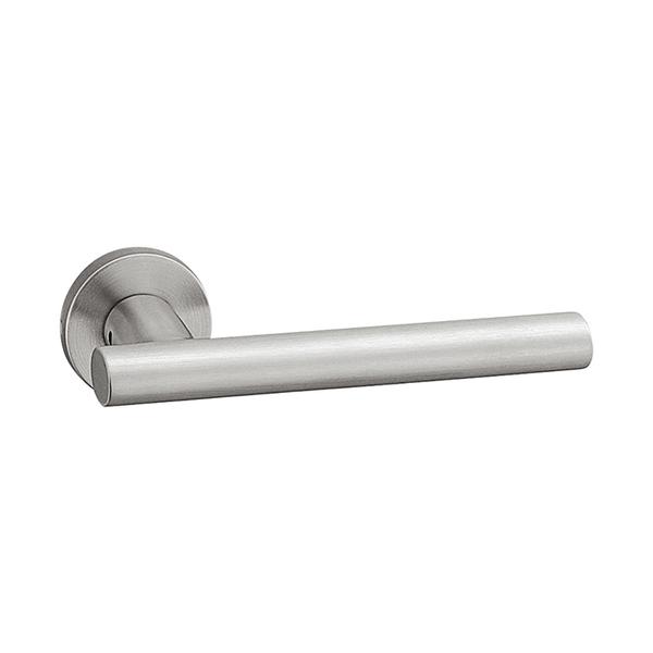 商品の特徴 UNION(ユニオン) レバーハンドル UL777-017 ステンレス ヘアライン 製品仕様 ●分類:建築用金物 ＞ レバーハンドル ＞ レバーハンドル ●商品型番:UL777-017 ●機能:電気錠対応 ●仕様:ステンレス ヘアライン ●サイズ:160×50×71.5 ●重量:0.47kg ●備考:標準プレートCP15N付ご注文の際は、必ずドア厚をご指示ください。空錠 WFS01001付 \19900 (税込\21890)シリンダー錠 WCS01001付 \25000 (税込\27500)間仕切り錠 WPS01001付 \23600 (税込\25960)表示錠 WES01001付 \23600 (税込\25960)※レバーハンドルとの色や色味が異なる場合がありますので、メーカーの営業までご相談ください。&nbsp; こちらの商品は、ご注文時にドアの厚みの指定の無い場合は販売不可となっております。 ご注文の際は、必ず入力欄に1mm単位でドア厚をご記載ください。
