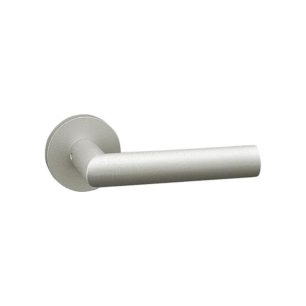 商品の特徴 UNION(ユニオン) レバーハンドル UL821-004 アルミ ブラストシルバー 製品仕様 ●分類:建築用金物 ＞ レバーハンドル ＞ レバーハンドル ●商品型番:UL821-004 ●機能:電気錠対応 ●仕様:アルミ ブラストシルバー ●サイズ:125×55×69 ●重量:37kg ●備考:専用プレート付ご注文の際は、必ずドア厚をご指示ください。空錠 WFS01001付 \18900 (税込\20790)シリンダー錠 WCS01010付 \26100 (税込\28710)間仕切り錠 WPS01010付 \24600 (税込\27060)表示錠 WES01010付 \24600 (税込\27060)※レバーハンドルとの色や色味が異なる場合がありますので、メーカーの営業までご相談ください。&nbsp; こちらの商品は、ご注文時にドアの厚みの指定の無い場合は販売不可となっております。 ご注文の際は、必ず入力欄に1mm単位でドア厚をご記載ください。