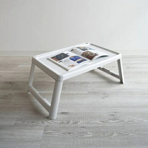 商品の特徴 COLLEND ミニマルチテーブル ホワイト MMT-WH ●コンパクトな折りたたみ式のミニテーブル。 ●室内でも屋外でもお好きな場所でお使いいただけます。 ●コンパクトサイズなのでベッドの上や子供部屋などお好きな場所までさっと運んでお使いいただけます。 ●溝があるのでタブレットやスマホなどを立てかけて両手を自由にすることも可能です。 ●充電用のケーブルはそのまま後ろに通すことで配線もスッキリとさせることが出来ます。 ●脚を折りたためばスリムに折りたためます。 ●屋外に持ち運びもラクラク。 ●収納も場所をとりません。 製品仕様 ●材質：ポリプロピレン ●カラー：ホワイト（WH) ●重量（）：約1.1 ●生産地：日本 ●耐荷重：3 ●商品サイズ（mm）：W630×D358×H250 JANコード：4580153762605 関連商品 COLLEND[テーブル] COLLEND スリムラウンドテーブル HAK-SRT COLLEND 2wayソファサイドテーブル HAK-SST COLLEND ミニマルチテーブル（バイオマス）MMT-BM COLLEND ミニマルチテーブル ホワイト MMT-WH COLLEND[キッチン] COLLEND キッチンラック HAK-KR COLLEND なべ＆お玉スタンド ブラック LLS-BK COLLEND なべ＆お玉スタンド ホワイト LLS-WH COLLEND ポリ袋ホルダーS ブラック PBH-S-BK COLLEND ポリ袋ホルダーS ホワイト PBH-S-WH COLLEND ストレージワゴン ブラック SW-BK COLLEND ストレージワゴン ホワイト SW-WH COLLEND ストレージワゴン ブラック SWL-BK COLLEND ストレージワゴン ホワイト SWL-WH COLLEND[台車] COLLEND オフロード台車 オリーブドラブ ORT-OD COLLEND F.S.ハンドルカート モカ FSHC-MC COLLEND F.S.ハンドルカート オリーブドラブ FSHC-OD COLLEND ホームキャリー（バイオマス）ナチュラル HC-BM COLLEND ホームキャリー モカ HC-MC COLLEND[かるコン] COLLEND かるコン L クリア KCL-CL COLLEND　かるコンL ホワイト KCL-WH COLLEND かるコン M クリア KCM-CL COLLEND　かるコンM ホワイト KCM-WH COLLEND かるコン レギュラー クリア KCR-CL COLLEND かるコン レギュラー ホワイト KCR-WH COLLEND[アイアンーシリーズ] COLLEND アイアンハンガーラック スリム IHR-S-UC COLLEND アイアンハンガーラック ワイド IHR-W-UC COLLEND アイアンレッグ玄関スツール ILES-UC COLLEND アイアンレッグリビングテーブル ILLT-UC COLLEND アイアンラダーラック ダークブラウン ILR-DB COLLEND アイアンレッグラック　2段 ダークブラウン ILR2-DB COLLEND アイアンレッグラック　2段 ナチュラル ILR2-NA COLLEND アイアンレッグラック　3段 ダークブラウン ILR3-DB COLLEND アイアンレッグラック　3段 ナチュラル ILR3-NA COLLEND アイアンレッグスツール ILS-UC COLLEND アイアンレッグスリムデスク ILSD-UC COLLEND アイアンレッグサイドテーブルHigh ダークブラウン ILST-H-DB COLLEND アイアンレッグサイドテーブルHigh ナチュラル ILST-H-NA COLLEND アイアンレッグサイドテーブルLow ダークブラウン ILST-L-DB COLLEND アイアンレッグサイドテーブルLow ナチュラル ILST-L-NA COLLEND アイアンシューズラック ダークブラウン ISR-DB COLLEND アイアンアンブレラハンガー ダークブラウン IUH-DB COLLEND[ワイヤーシリーズ] COLLEND ワイヤーバスケット（15L）WW-WB-15L COLLEND ワイヤーボタニカルラック WW-WBR COLLEND ワイヤーバスケットトロリー（15L）WW-WBTRL-15L COLLEND ワイヤーカートンストッカー WW-WCS COLLEND ワイヤーモニターラック WW-WMR COLLEND ワイヤーオプションパーツ バーフック・ロング WW-WOP-BHL COLLEND ワイヤーオプションパーツ バーフック・ショート WW-WOP-BHS COLLEND ワイヤーオプションパーツ リュックハンガー WW-WOP-BPH COLLEND ワイヤーオプションパーツ 3連フック WW-WOP-TRH COLLEND ワイヤーシューズラック WW-WSR COLLEND ワイヤートロリー WW-WTRL COLLEND ワイヤーアンブレラスタンド WW-WUS COLLEND ワイヤーワゴン（レギュラー・ダブル）WW-WW-RD COLLEND ワイヤーワゴン（レギュラー・シングル）WW-WW-RS COLLEND ワイヤーワゴン（ワイド・ダブル）WW-WW-WD COLLEND ワイヤーワゴン（ワイド・シングル）WW-WW-WS COLLEND[その他] COLLEND クリーナーテープホルダー ブラック CTH-BK COLLEND クリーナーテープホルダー ホワイト CTH-WH COLLEND マグネット式ダブルマスクストッカー ホワイト DMS-WH COLLEND ペーパーレスメモパッド5インチ ブラック EMP-5BK COLLEND 眼鏡スタンド（ドライトレイ付）ブラック GS-BK COLLEND 眼鏡スタンド（ドライトレイ付）ホワイト GS-WH COLLEND スリムラック HAK-SR COLLEND マルチドライヤースタンド ブラック MDS-BK COLLEND マルチドライヤースタンド ホワイト MDS-WH COLLEND マスクストッカー ブラック MS-BK COLLEND マスクストッカー ホワイト MS-WH COLLEND ペーパーレスメモパッド8.5インチ ブラック NEMP-85BK COLLEND ポケットティッシュストッカー ブラック PTS-BK COLLEND ポケットティッシュストッカー ホワイト PTS-WH COLLEND リモコン&タブレットホルダー（ポケット付）ブラック RTH-BK COLLEND リモコン&タブレットホルダー（ポケット付）ホワイト RTH-WH COLLEND ティッシュケース（ポケット＆トレイ付）ブラック TC-BK COLLEND ティッシュケース（ポケット＆トレイ付）ホワイト TC-WH COLLEND 歯ブラシスタンド（ドライトレイ付）ブラック TS-BK COLLEND 歯ブラシスタンド（ドライトレイ付）ホワイト TS-WH COLLEND かさ立て ブラック US-BK COLLEND かさ立て ホワイト US-WH