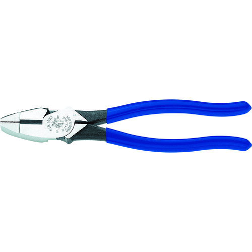 オレンジブック トラスコ中山　TRUSCOKLEIN ペンチ 偏芯タイプ 220mm 〔品番:D2138NE〕[ 注番:1142871]特長●偏芯デザインのため軽い力でご使用いただけます。●耐久性に優れた高周波焼き入れ切断刃を採用しています。●刃先が網目状に加工されているため、しっかりと掴むことができます。●独特のハンドル弾性により、ワイヤ切断時の「跳ね返り」を吸収します。●ハンドルはプラスチックでカバーされているので、快適な使用感が得られます。用途●電線の切断に。●ネジやくぎの切断に。●硬線材（ACSR 等）の切断に。仕様●全長(mm)：220.7●切断能力(mm)鉄線：φ2.5●落下防止用ひも取付穴：無●圧着機能：無仕様2材質/仕上●特殊鋼●グリップ：プラスチックセット内容/付属品注意原産国（名称）アメリカJANコード本体質量408gオレンジブック トラスコ中山　TRUSCOKLEIN ペンチ 偏芯タイプ 220mm 〔品番:D2138NE〕[注番:1142871][本体質量：408g]《包装時基本サイズ：284×95×21》〔包装時質量：456g〕分類》手作業工具》プライヤー・ニッパ・ピンセット》ペンチ☆納期情報：仕入れ先通常在庫品 (欠品の場合有り)