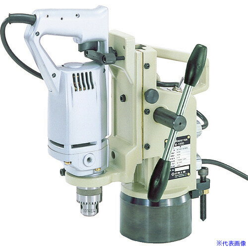 オレンジブック トラスコ中山　TRUSCO日東 アトラマスター 〔品番:M100D〕[ 注番:1166107]特長●磁気吸着式の優れた「保持力」と「ドリルポイント設定」が容易なドリルスタンドの電気ドリル付です。●電気ドリルを取り付ける手間が省け、即使用可能です。●穴あけ能力10mm〜25mmまで5機種のシリーズ化でマスターシリーズがさらに充実しました。仕様●穴あけ最大能力(mm)：10●穴あけ能力(mm)：10●ストローク(mm)：100●電源(V)：AC100 50/60Hz●電源コード長さ(m)：1.6●マグネット寸法(mm)：φ105●無負荷回転数(min［［の−1乗］］)：1700●最大磁力(N)：3430●消費電力(W)：425●定格電流(A)：4.1●全長(mm)：290●高さ(mm)：296仕様2材質/仕上セット内容/付属品注意●先端工具（ドリル）別売原産国（名称）日本JANコード4992338779658本体質量8kgオレンジブック トラスコ中山　TRUSCO日東 アトラマスター 〔品番:M100D〕[注番:1166107][本体質量：8kg]《包装時基本サイズ：365×200×320》〔包装時質量：9560g〕分類》電動・油圧・空圧工具》電動工具》磁気ボール盤☆納期情報：仕入れ先通常在庫品 (欠品の場合有り)