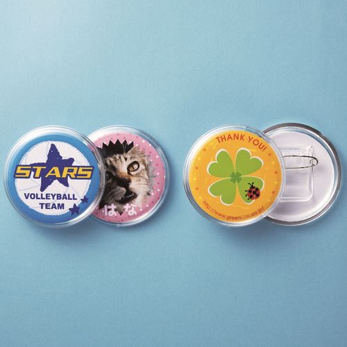 オレンジブック トラスコ中山　TRUSCOSANWA 手作りバッジキット(丸・4個入り) 〔品番:JPSTB164〕[ 注番:2007165]特長●オリジナルバッジが作れる、楽しい手作りキットです。●クリップとピンつきで、色んなところにつけられますです。●インクジェットプリンタで専用紙(印画紙タイプ）に好きな写真やイラストを印刷して透明ケースにはめこむだけで、簡単にオリジナルバッジが作れるキットです。特別な機械などは必要ありません。●より大きい写真を入れることができる、特大サイズです。●あらかじめ丸形にミシン目が入っている専用紙とバッジパーツが入っています。このキットで丸形の大きめバッジが4個作れます。●専用紙は写真印画紙タイプで、染料・顔料インクジェットプリンタに対応。にじみも少なく美しい発色で、仕上がりがキレイです。●キャップや洋服、小物、バッグにつけてワンポイントにすることもできます。お名前シールがわりにも使えます。●お友達同士、クラブやサークルでおそろいのバッジに、また会社や店舗のオリジナルノベリティにもおすすめです。仕様●サイズ：透明ケース部分/直径60×厚さ6mm、用紙部分/直径53.5mm仕様2●入り数：バッジ・丸4個分●写真用紙厚さ：0.267mm●写真用紙重量：266g/［［M2］］材質/仕上●素材：透明ケース/アクリル樹脂、ピン/鉄※エプソンプリンタPM-4000PX・PX-G/V/Aシリーズなどの顔料系インクにも対応しています。セット内容/付属品●専用紙(写真印画紙タイプ、はがきサイズ）×2シート、バッジパーツ・丸×4セット注意原産国（名称）日本JANコード4969887418482本体質量0gオレンジブック トラスコ中山　TRUSCOSANWA 手作りバッジキット(丸・4個入り) 〔品番:JPSTB164〕[注番:2007165]分類》オフィス・住設用品》オフィス備品》ラベル用品☆納期情報：メーカー取り寄品（弊社より発送）