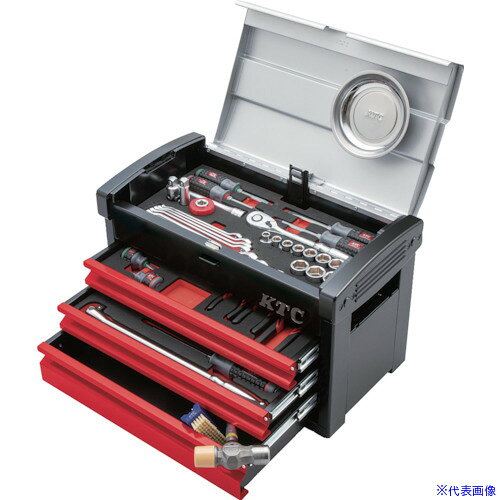 オレンジブック トラスコ中山　TRUSCOKTC 工具セット(チェストタイプ)[59点] 〔品番:SK4590E〕[ 注番:5532952]特長●機械・装置の整備に最適です。●機能性と収納力に優れた次世代型チェストは、スムーズな開閉ができるベアリングレールを採用しています。●トップカバーを閉じると引き出しが飛び出さないロック機構です。用途●自動車整備・機械整備に最適。仕様●ケース色：ブラック/シルバー/レッド●ケース寸法(mm)間口：510●ケース寸法(mm)奥行：275●ケース寸法(mm)高さ：325●セット内容(点)：59●差込角(mm)：12.7●引出しサイズ(mm)：1・2段目:420×215×45 3段目:420×215×75●チェストケースタイプ●ラチェットハンドル：BR4E●ケース：EKR-103A仕様2材質/仕上●本体：スチールセット内容/付属品注意原産国（名称）日本JANコード4989433982106本体質量21kgオレンジブック トラスコ中山　TRUSCOKTC 工具セット(チェストタイプ)[59点] 〔品番:SK4590E〕[注番:5532952][本体質量：21kg]《包装時基本サイズ：590×355×710》〔包装時質量：23710g〕分類》手作業工具》工具セット》整備用工具セット☆納期情報：仕入れ先通常在庫品 (欠品の場合有り)