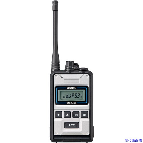 オレンジブック トラスコ中山　TRUSCOALINCO 9者同時通話トランシーバー(親機) 〔品番:DJR531P〕[ 注番:7260875]特長●親機を中心に子機間のみで最大9者同時通話可能です。●免許資格不要であり、購入後すぐに使用可能です。●AIノイズキャンセル機能を搭載し、騒音下でもクリア音質を実現しています。●Bluetooth搭載でワイヤレスでの運用も可能です。（市販品では一部制限あり）●IP67等級の防塵防水仕様です。●子機間のみで最大9人まで、周波数1.9GHz帯を使用しており混信も少なく、ノイズキャンセル機能搭載でクリアな音質を実現しています。用途●クレーン現場や工場といった現場にて、複数人と同時通話（常に繋がっている）で連携を取るときに。仕様●色：黒×シルバー●幅(mm)：56.5●奥行(mm)：28.7●高さ(mm)：94.7●アンテナ長(mm)：90●市街地通話距離(km)：0.1●郊外通話距離(km)：0.15●動作温度範囲(℃)：−10〜＋50仕様2●免許・資格不要●送信出力：0.1W●送受信周波数：1.885.248〜1.904.256MHz●通信方式：複信（同時通話）、DECT方式●電源電圧：リチウムイオンバッテリー3.6V/3120mAh(別売EBP-114)、単三形アルカリ乾電池4.5V(別売EDH-46)材質/仕上●ポリカーボネートセット内容/付属品●ベルトクリップ●簡易取扱説明書注意●別売りのバッテリーパック、充電器セット、イヤホンマイクが必要です。原産国（名称）日本JANコード4969182332483本体質量184gオレンジブック トラスコ中山　TRUSCOALINCO 9者同時通話トランシーバー(親機) 〔品番:DJR531P〕[注番:7260875][本体質量：184g]《包装時基本サイズ：70×215×53》〔包装時質量：170g〕分類》安全用品》安全用品》トランシーバー☆納期情報：メーカー取り寄品（弊社より発送）