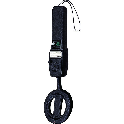 オレンジブック トラスコ中山　TRUSCOTAKEX 携帯型金属探知機 〔品番:AD18〕[ 注番:7706162]特長●ステンレスを含むすべての金属を検知できます。●検知表示はLED＋サウンドシグナルで明確に行います。●外観、使用方法はAD18とほぼ同様で、性能がさらにアップした超高感度タイプの携帯型金属探知器です。●長さ35mmの絹針を約40mmの距離で検知します。●非常に小さな金属片（ホッチキスの針など）でも検知可能です。●持ち運びに便利なハンディタイプです。●手首にかけるヒモ付です。用途●食品などへの金属物混入や持ち込み不可の金属物検知用に最適。仕様●幅(mm)：105●奥行(mm)：360●高さ(mm)：35●電源(V)：006Pアルカリ電池×1本(付属)●感知タイプ：標準・高感度切替●電源：006Pアルカリ電池×1本(付属)●感度レベル：標準・高感度切替●電源電圧(V)：DC9Vアルカリ乾電池006P(付属品)●本体寸法(mm)長さ×幅×厚み：362×55×30仕様2●電池寿命：約1年(1日8時間使用)材質/仕上●ABS樹脂セット内容/付属品●リストストラップ注意●ご購入前にデモ機でのテストをお勧め致します。原産国（名称）イギリスJANコード本体質量350gオレンジブック トラスコ中山　TRUSCOTAKEX 携帯型金属探知機 〔品番:AD18〕[注番:7706162][本体質量：350g]《包装時基本サイズ：360×105×55》〔包装時質量：280g〕分類》測定・計測用品》工業用計測機器》金属探知器☆納期情報：仕入れ先通常在庫品 (欠品の場合有り)