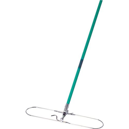 オレンジブック トラスコ中山　TRUSCOテラモト レンタルモップ ハンドル 60cm 〔品番:CL3332600〕[ 注番:7816723]特長●繰り返し洗濯可能です。●フレームが真ん中で折れ曲がり、糸の脱着がスムーズにおこなえます。用途●体育館、フロア、廊下清掃に。仕様●幅(mm)：555●長さ(mm)：1310●全長(mm)：約1310仕様2●金具実寸法(mm)：145×555材質/仕上●金具：スチールにクロームメッキ●柄：φ22.2スチールパイプにポリエチレン接着被膜セット内容/付属品注意原産国（名称）日本JANコード4904771253800本体質量950gオレンジブック トラスコ中山　TRUSCOテラモト レンタルモップ ハンドル 60cm 〔品番:CL3332600〕[注番:7816723][本体質量：950g]《包装時基本サイズ：555×145×1310》〔包装時質量：950g〕分類》清掃・衛生用品》清掃用品》モップ☆納期情報：メーカー取り寄品（弊社より発送）